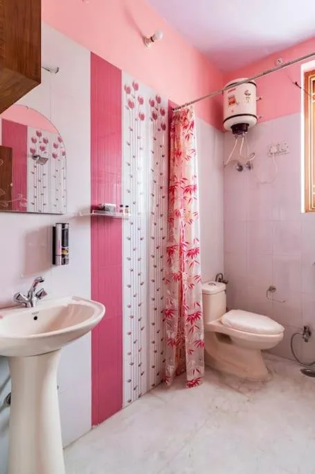 Shower in Padmalayabnb