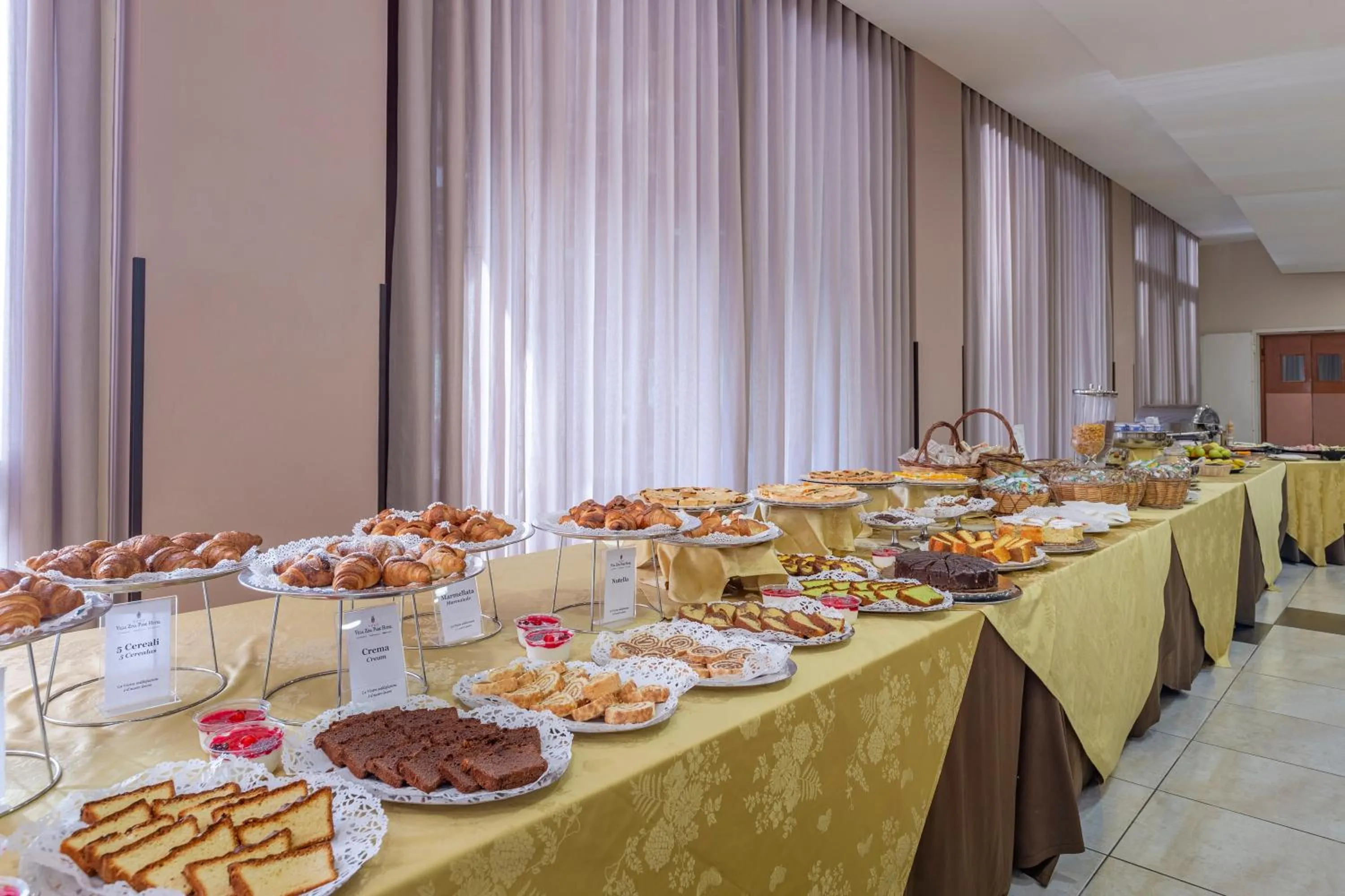 Buffet breakfast in Villa Zina Family Resort