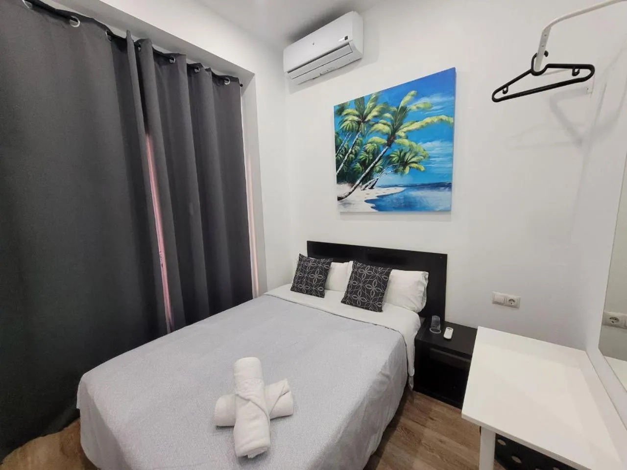 Bed in AYZ Elcano - Auto check-in property