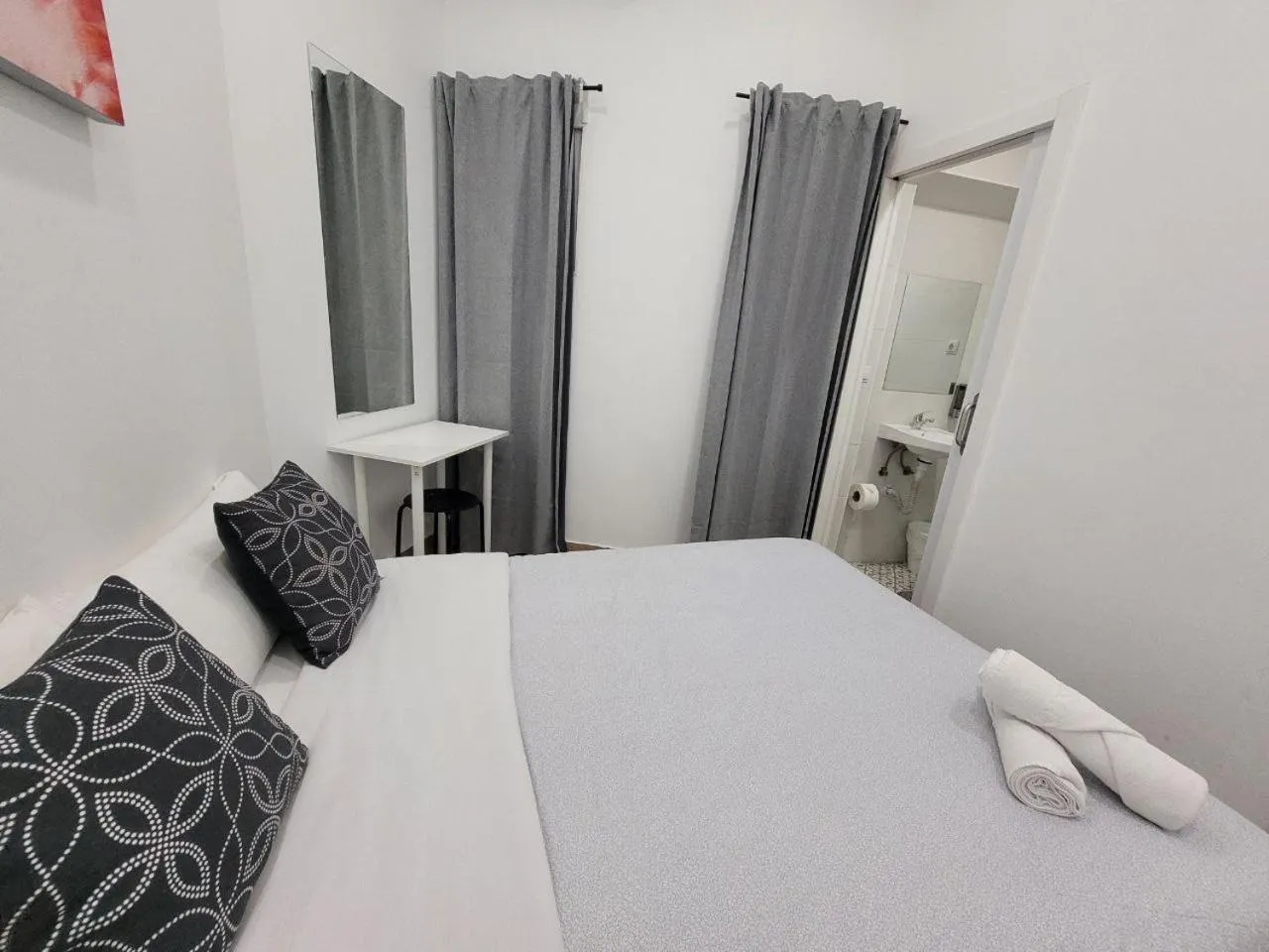 Bed in AYZ Elcano - Auto check-in property