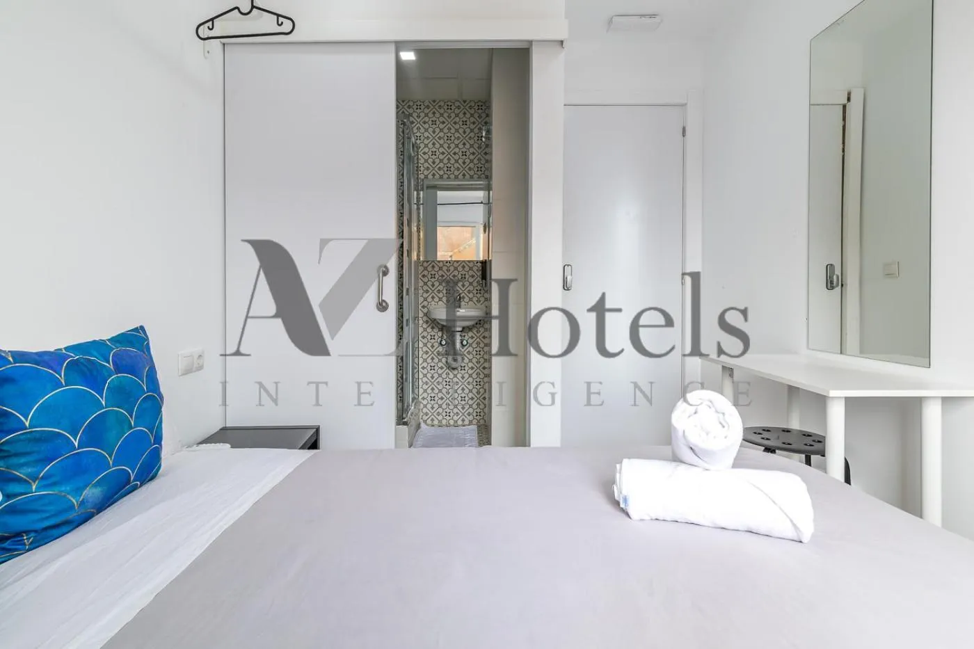 Bed in AYZ Elcano - Auto check-in property