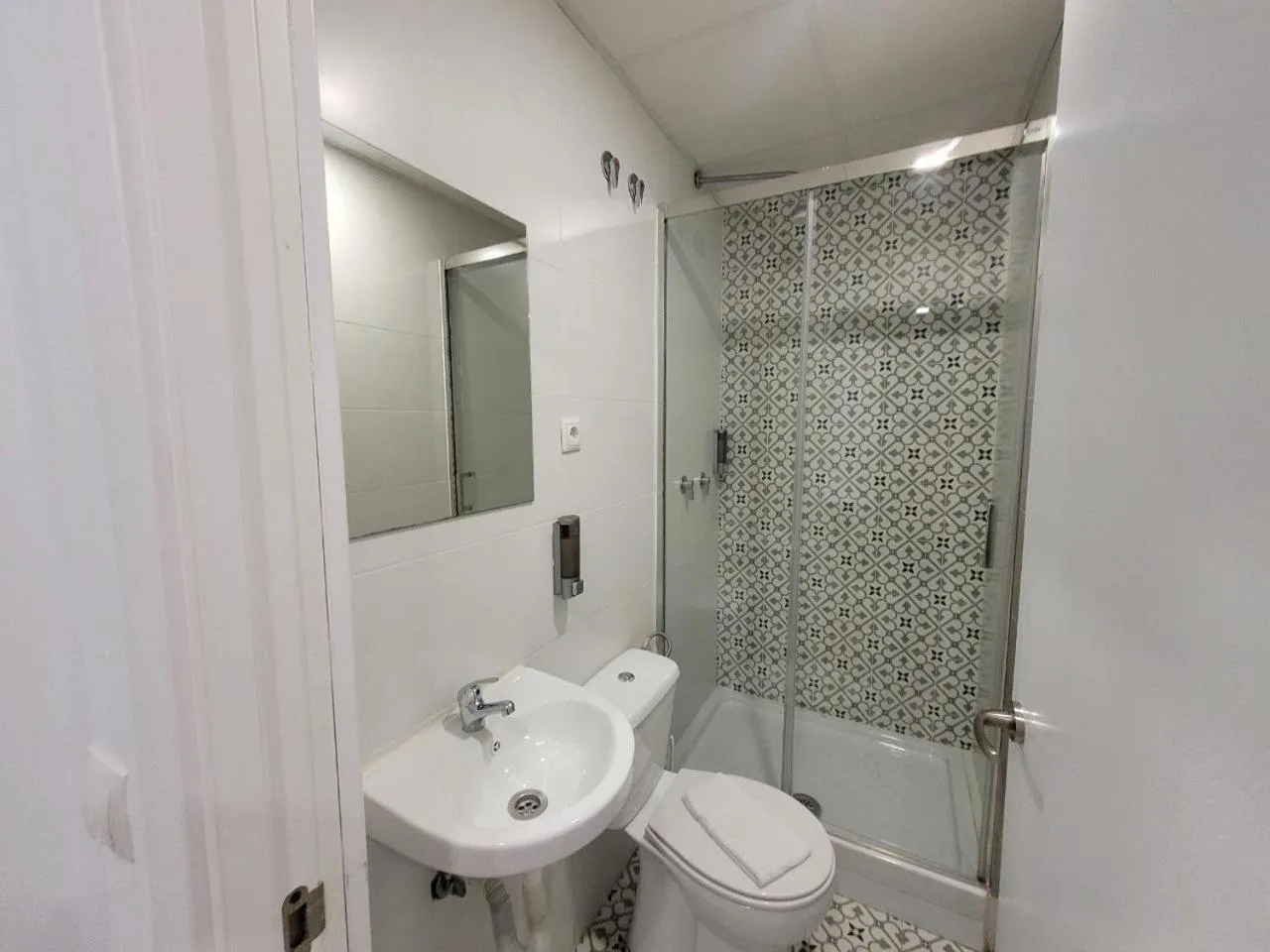 Shower in AYZ Elcano - Auto check-in property