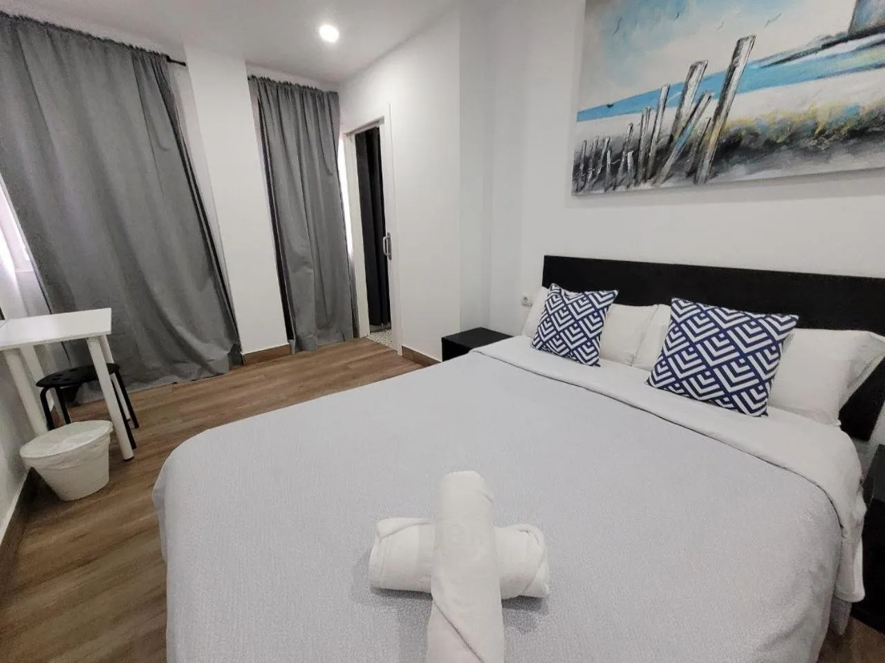 Bed in AYZ Elcano - Auto check-in property