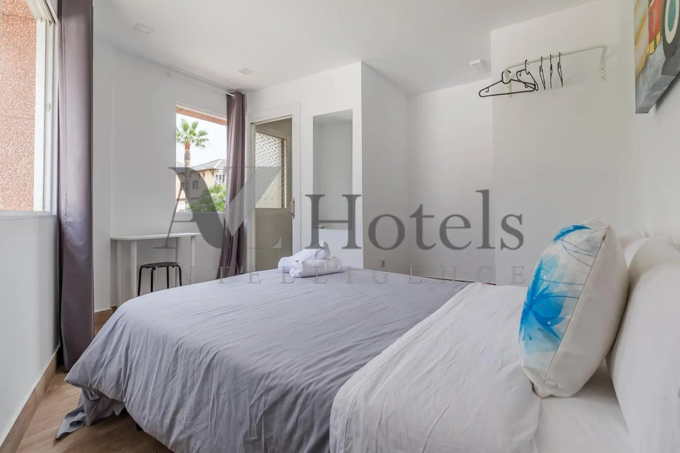 Bed in AYZ Elcano - Auto check-in property