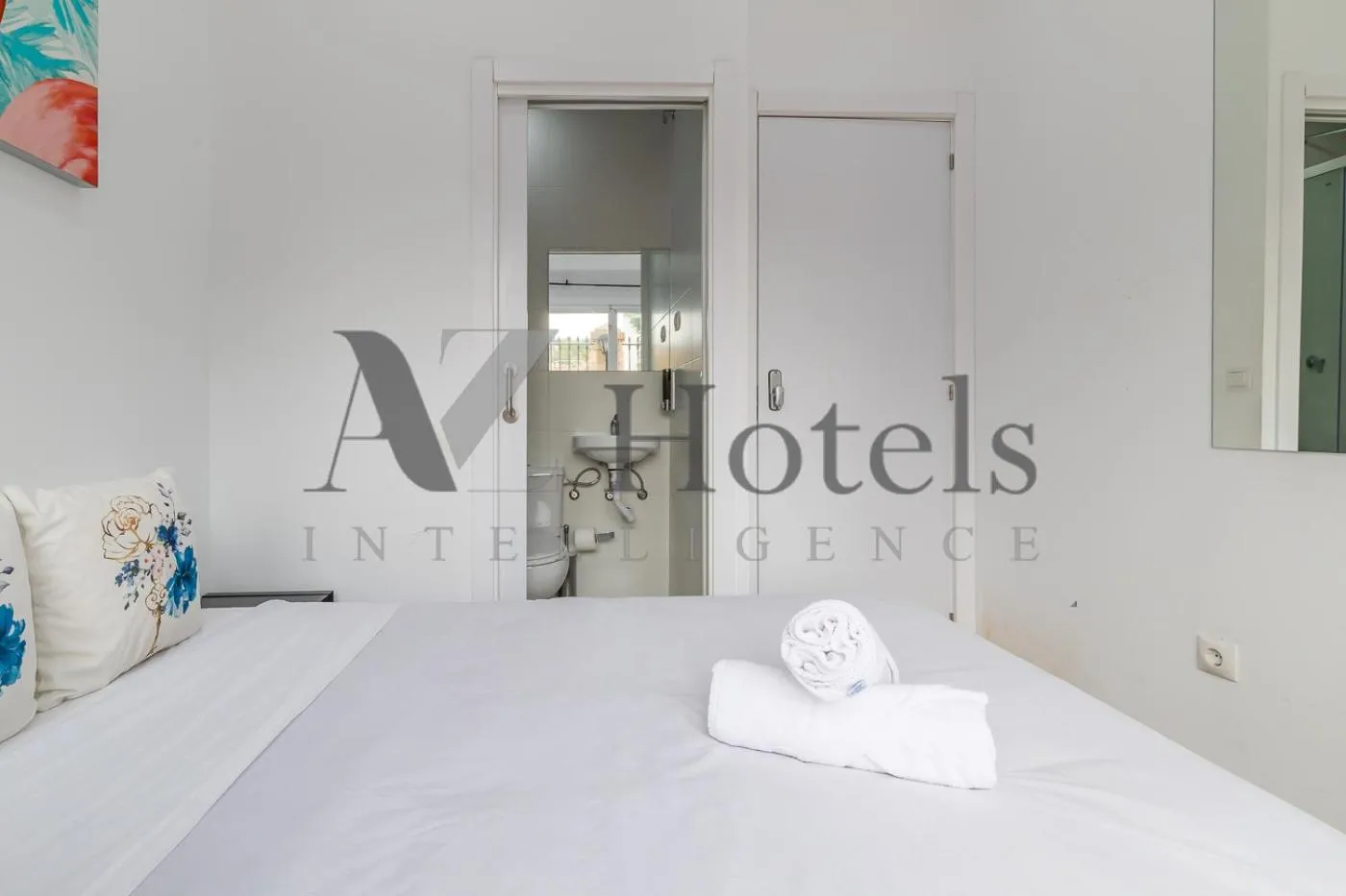 Bed in AYZ Elcano - Auto check-in property