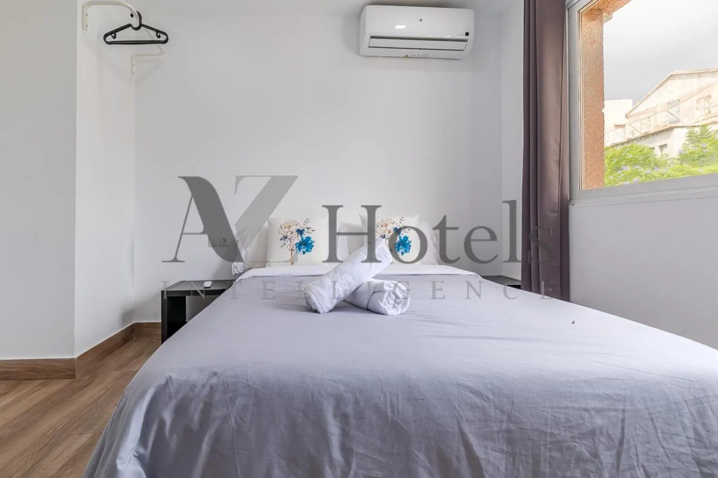 Bed in AYZ Elcano - Auto check-in property