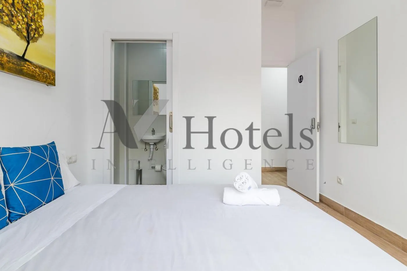 Bed in AYZ Elcano - Auto check-in property