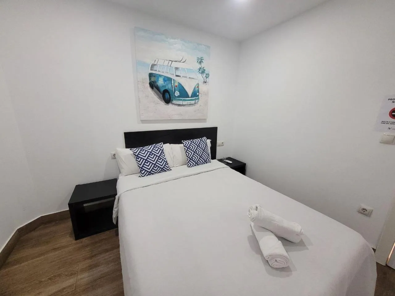 Bed in AYZ Elcano - Auto check-in property