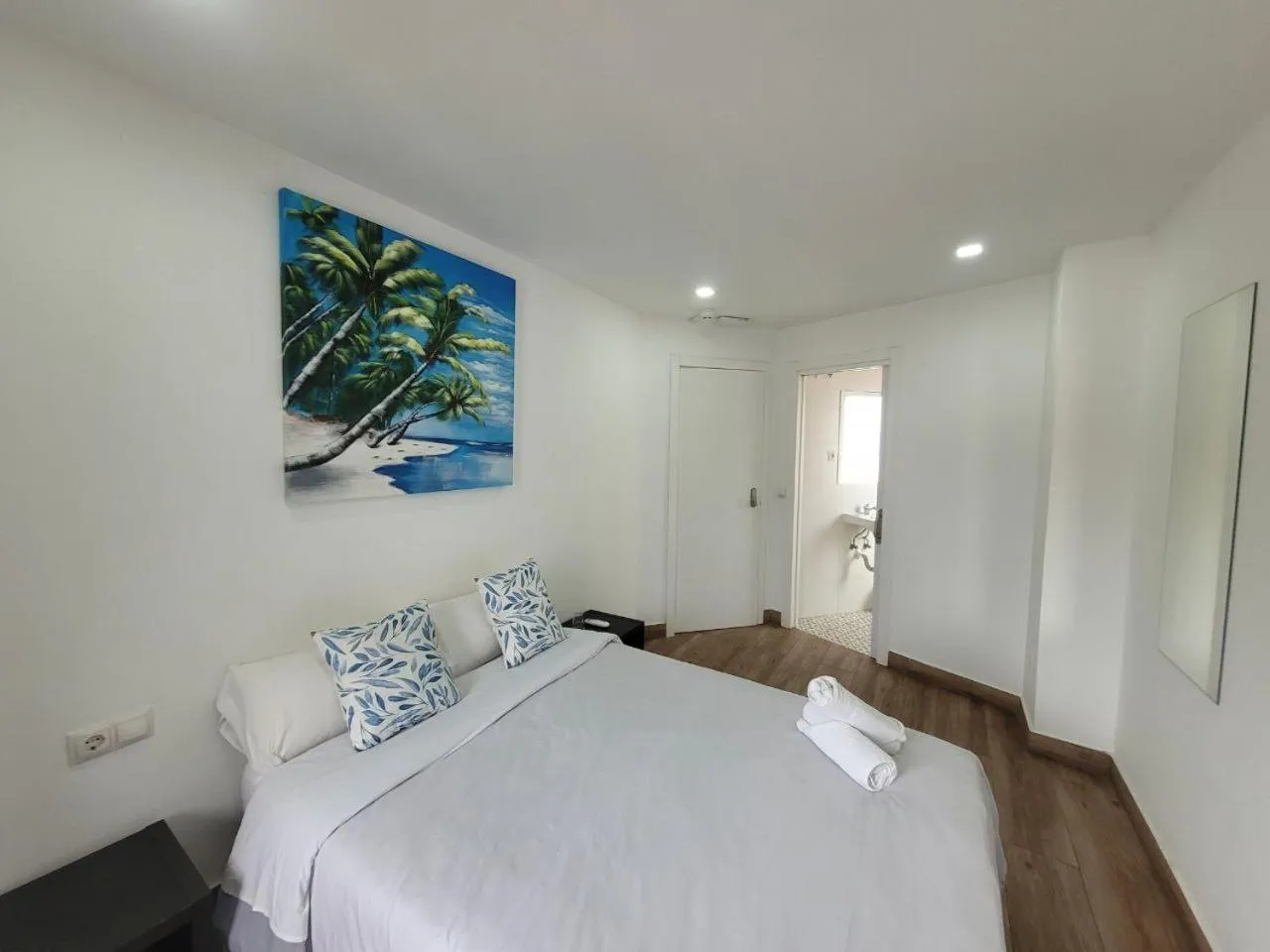 Bed in AYZ Elcano - Auto check-in property