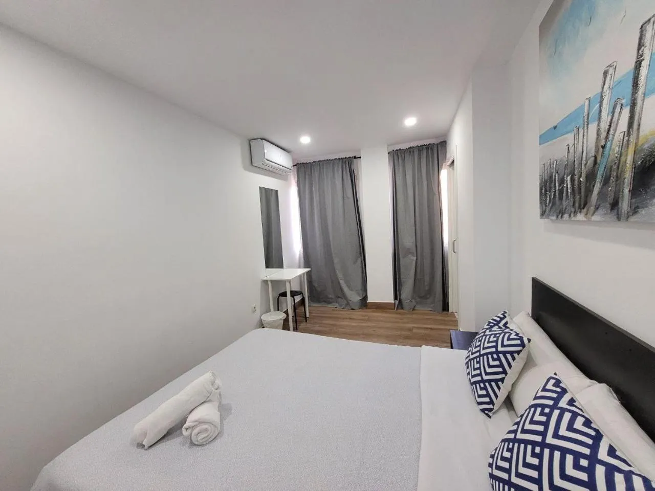 Bed in AYZ Elcano - Auto check-in property