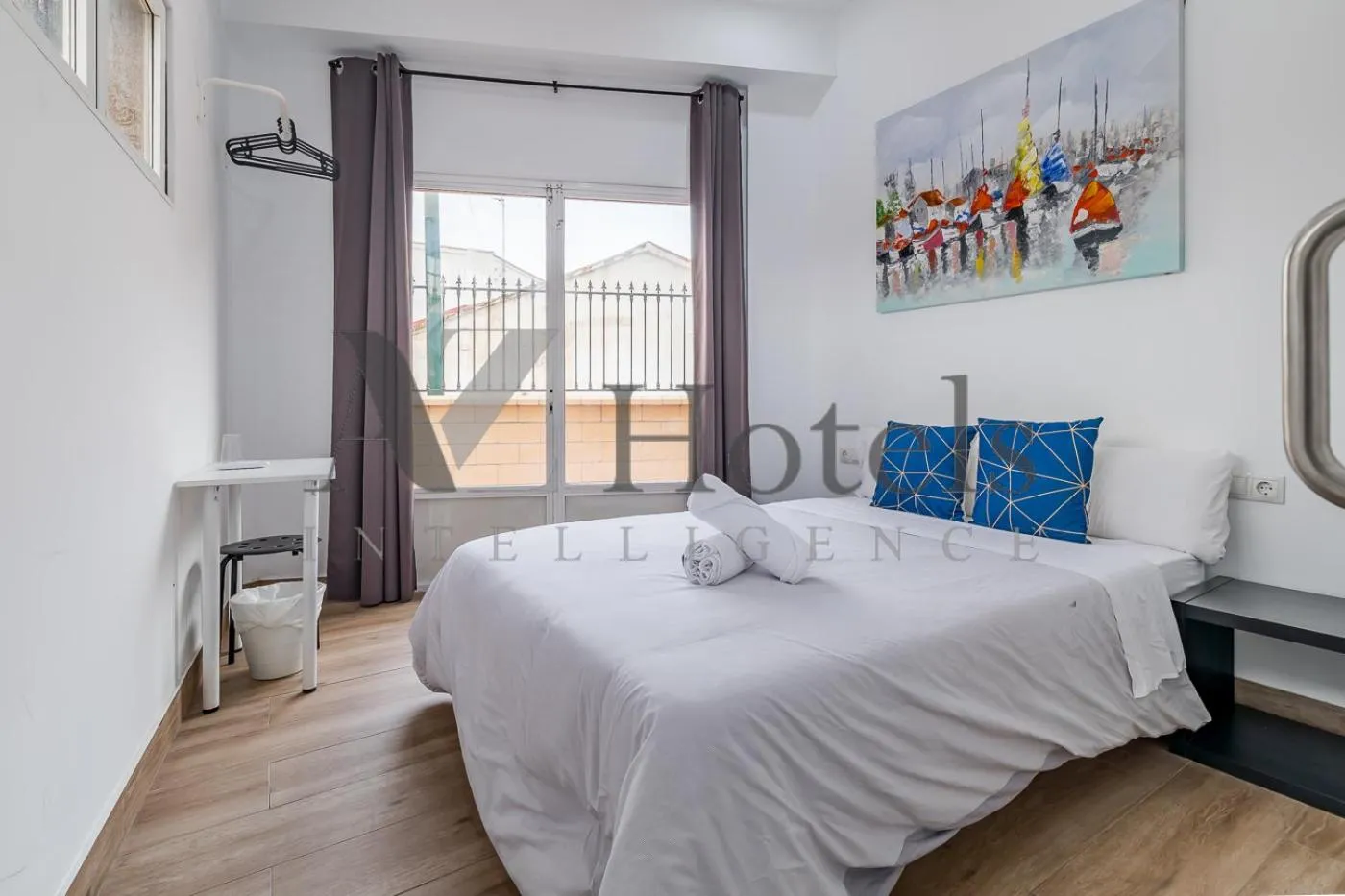 Bed in AYZ Elcano - Auto check-in property