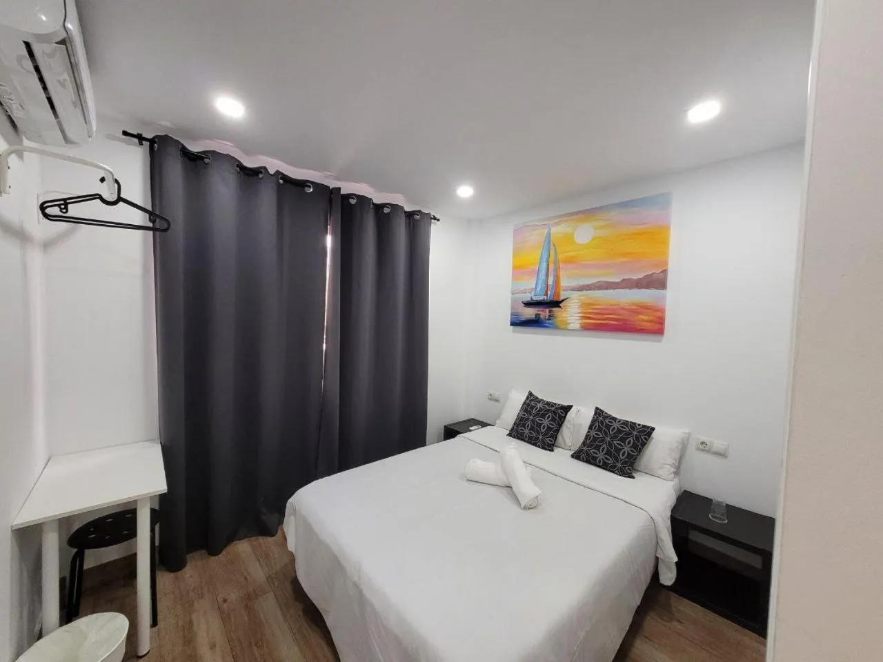 Bed in AYZ Elcano - Auto check-in property