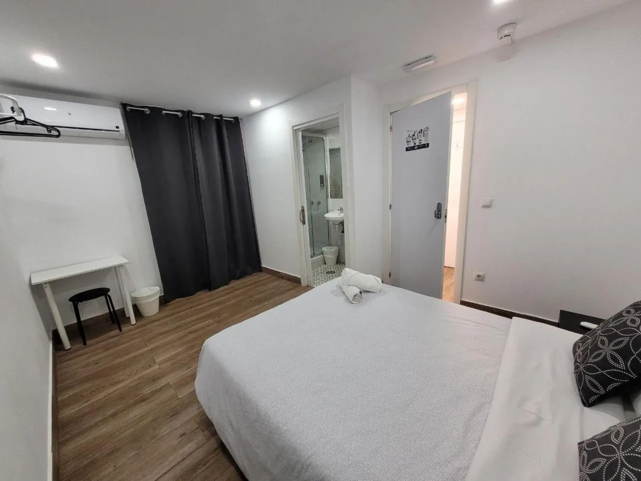 Bed in AYZ Elcano - Auto check-in property