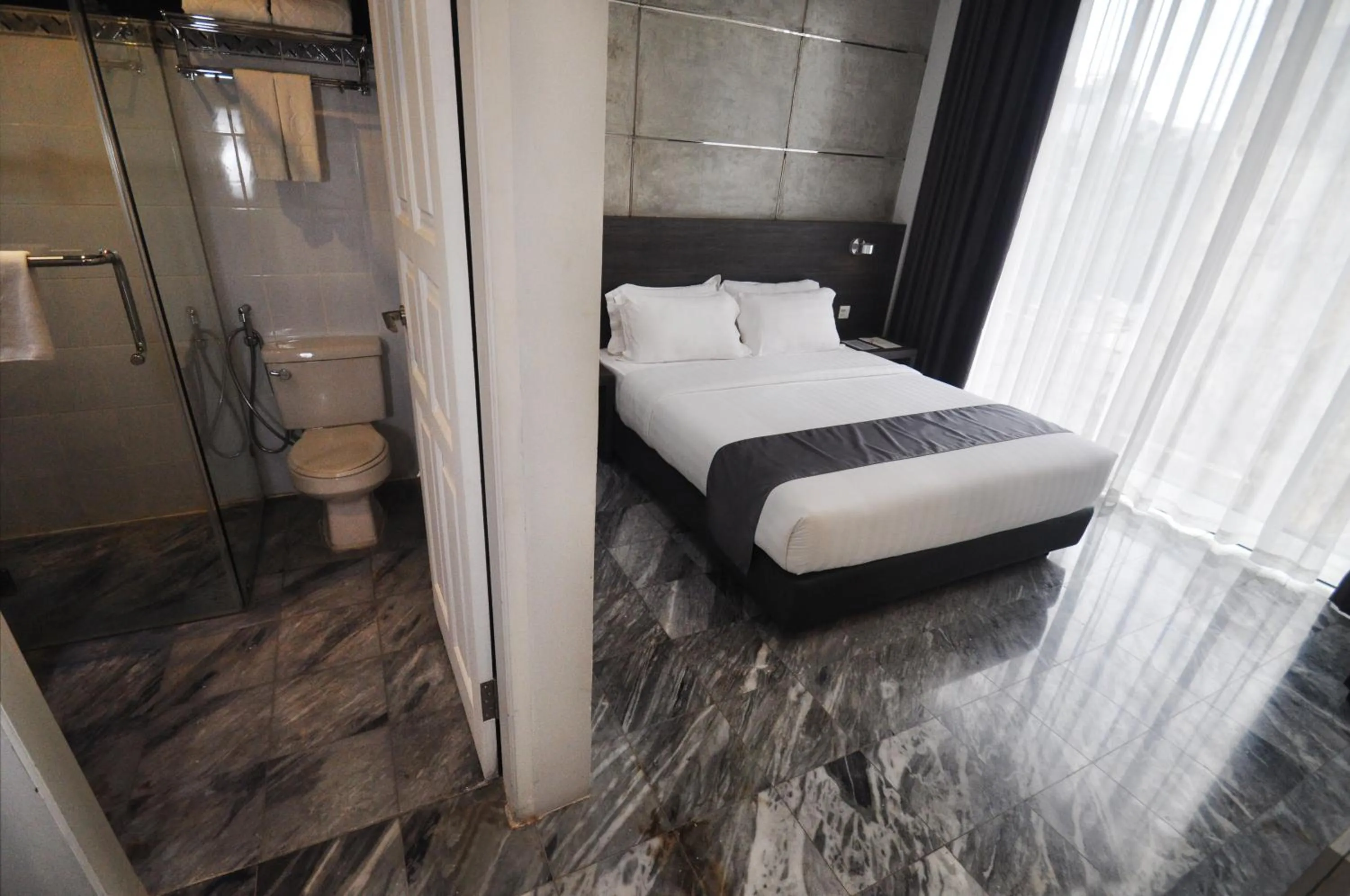 Bathroom, Bed in Dreamtel Jakarta