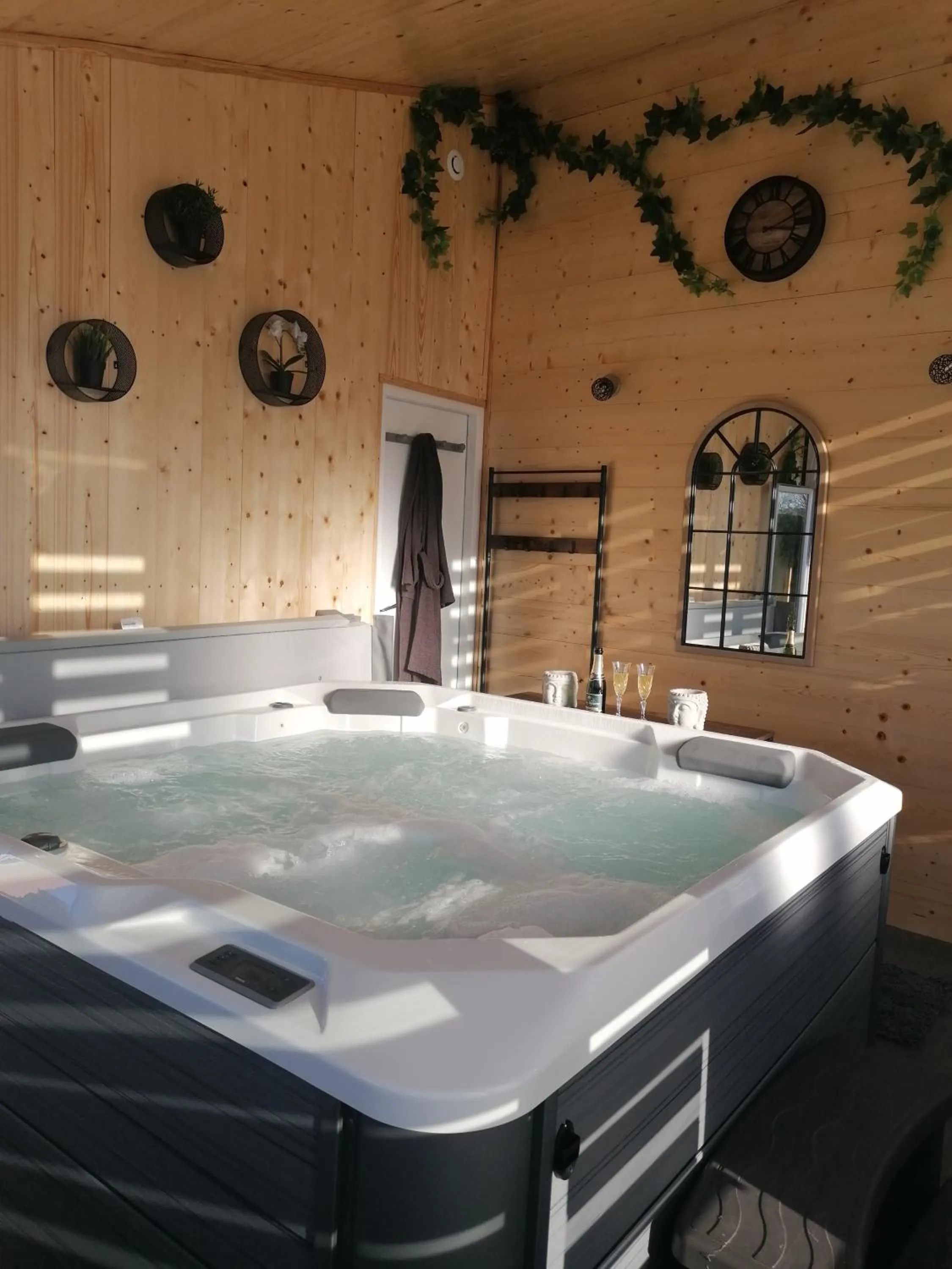 Hot Tub in La maison d'Hôtes Du Moulin