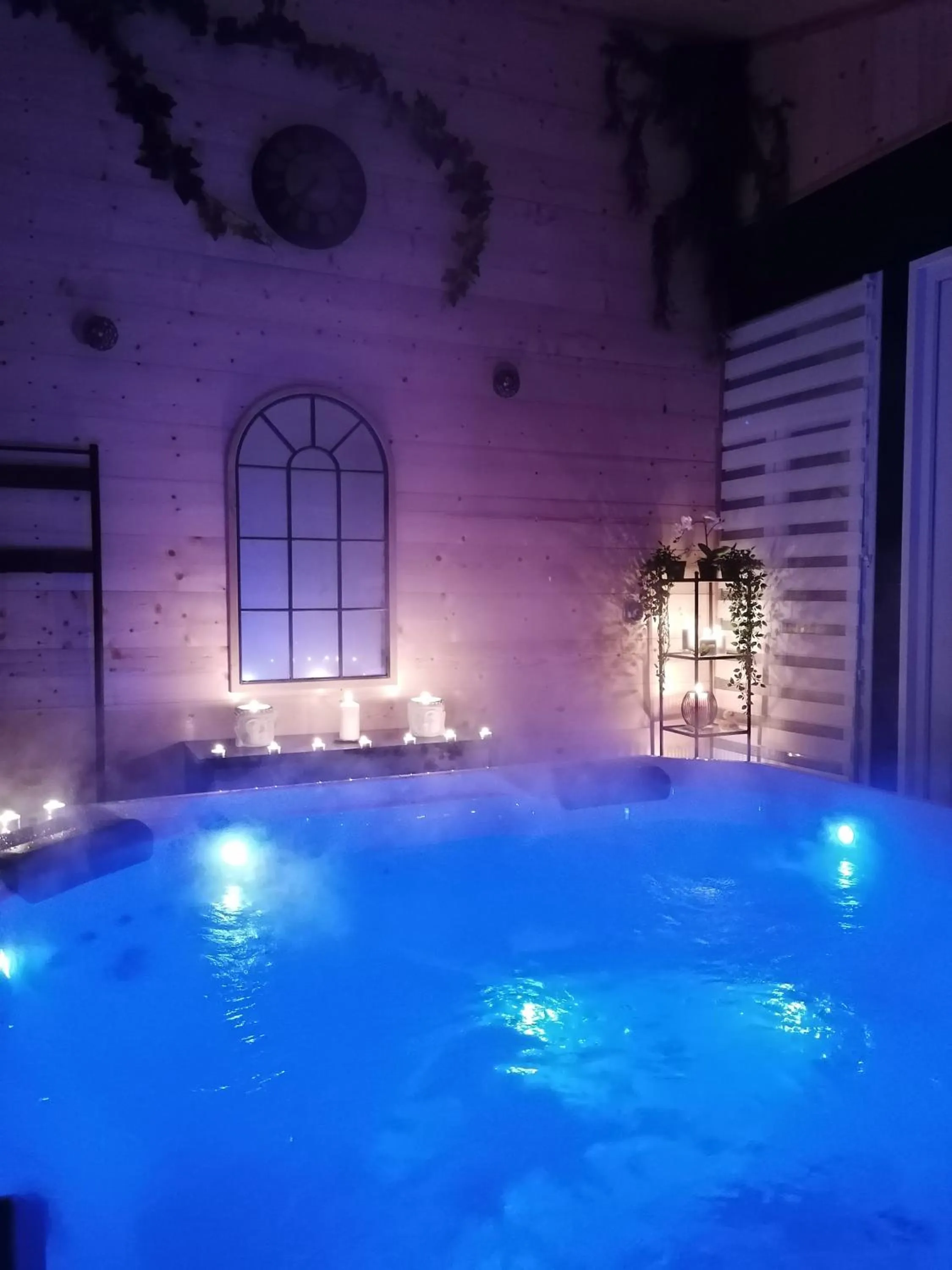 Hot Tub in La maison d'Hôtes Du Moulin
