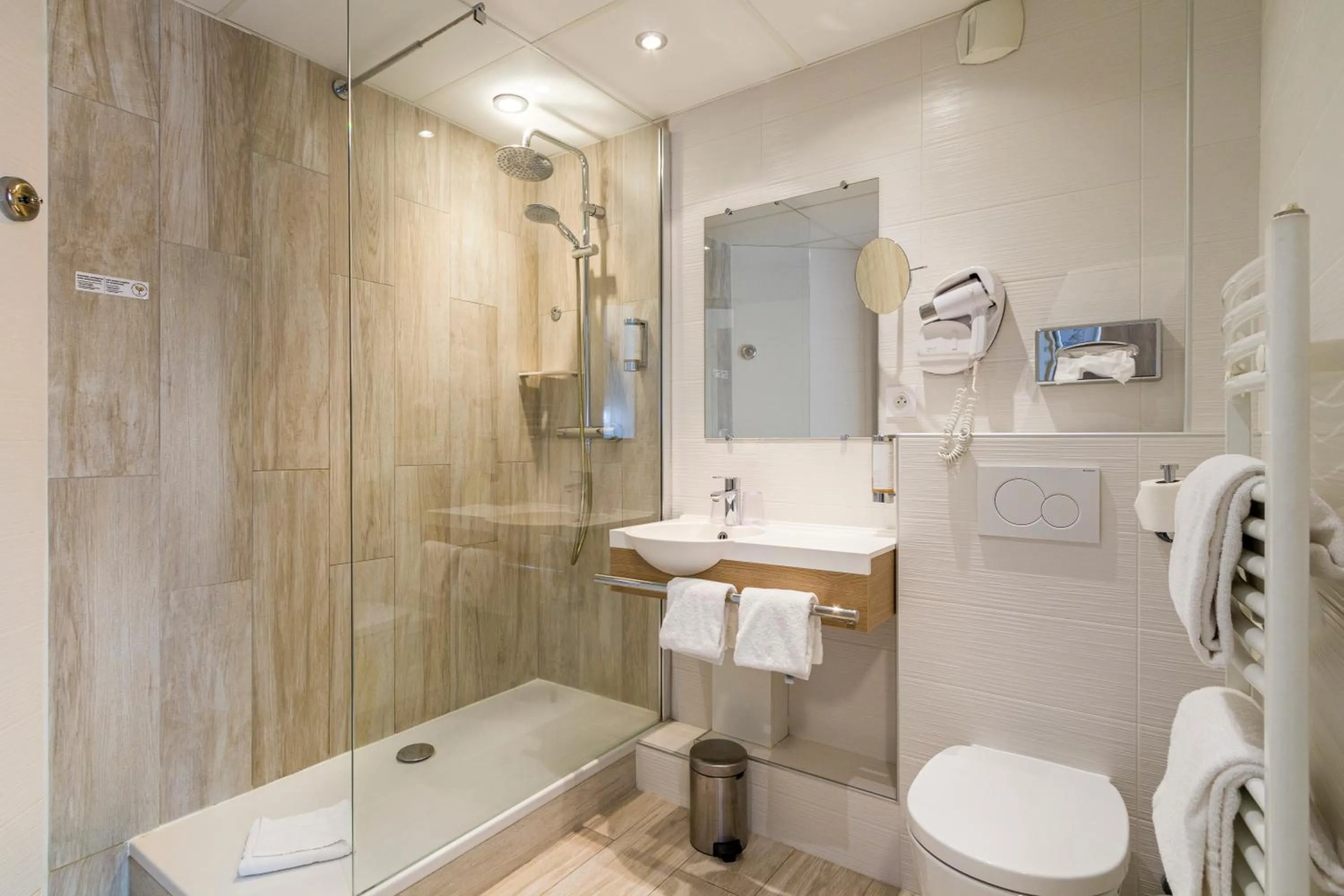 Bathroom in Best Western Les Bains Hotel et SPA