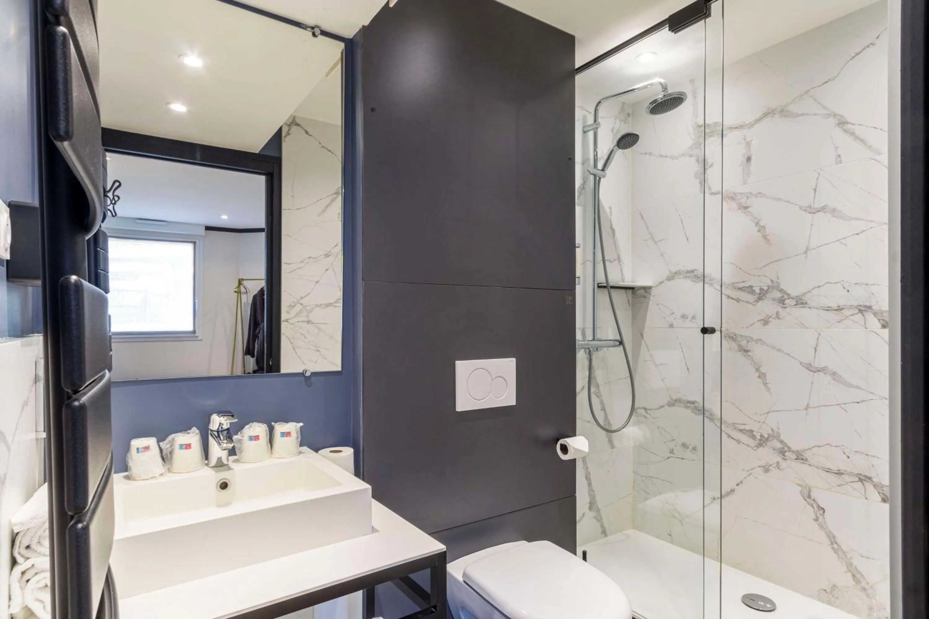 Bathroom in Best Western Les Bains Hotel et SPA