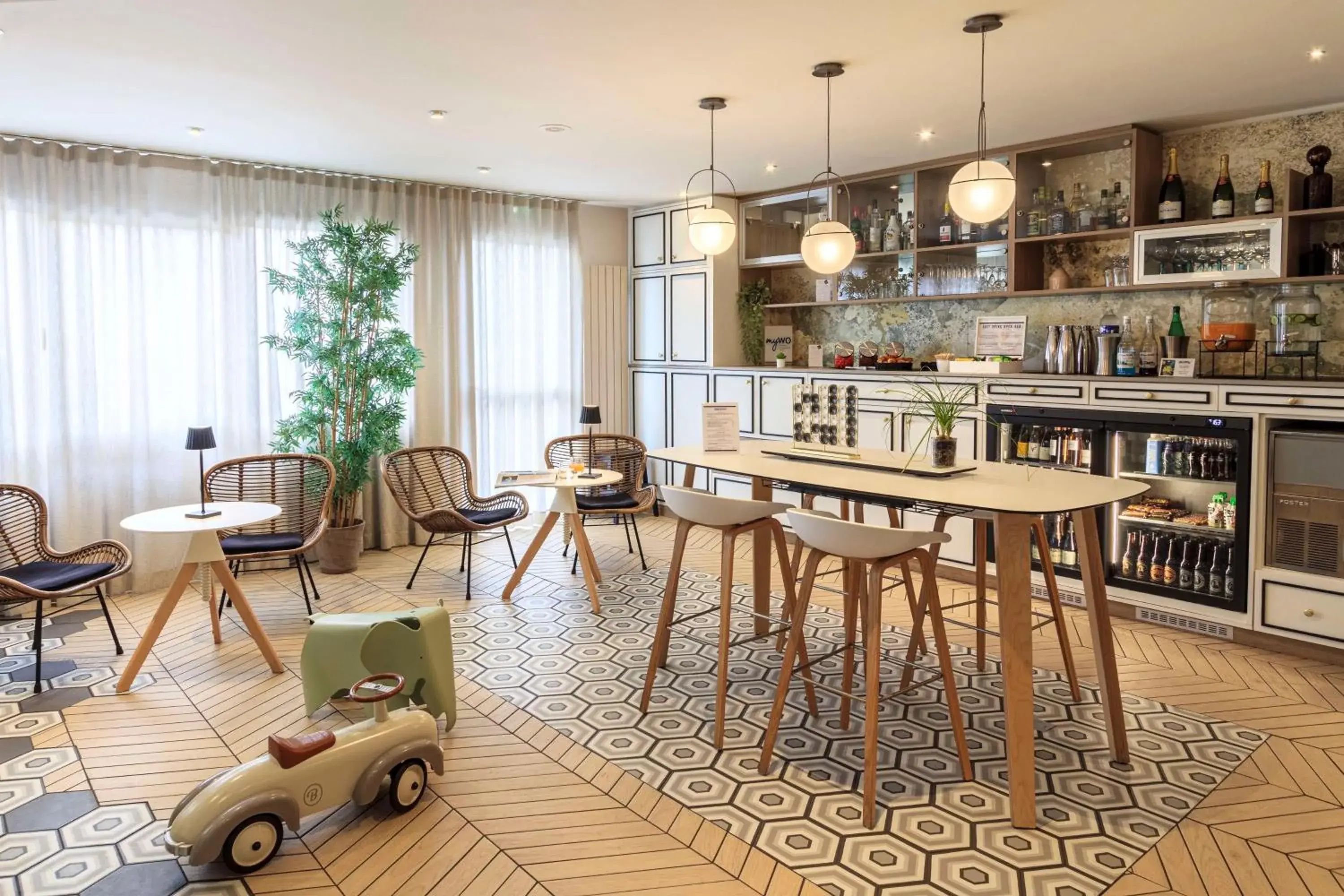 Lounge or bar in Best Western Les Bains Hotel et SPA Lounge or bar in Best Western Les Bains Hotel et SPA