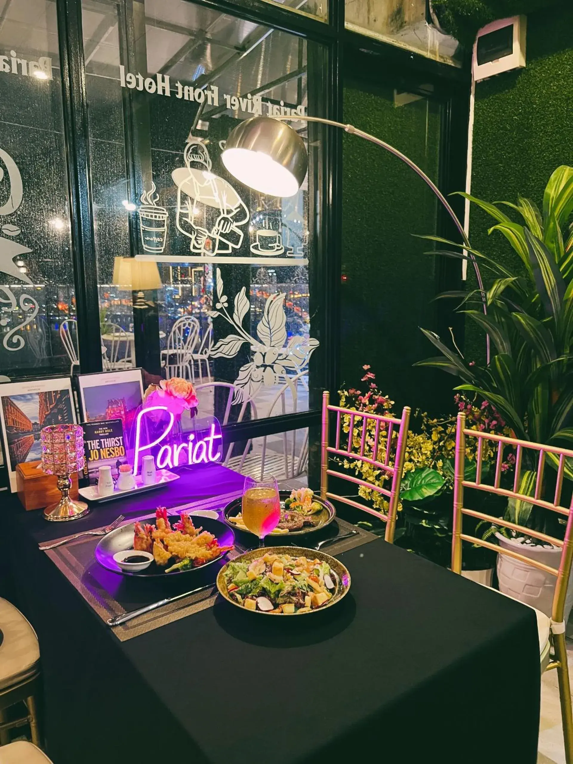 Restaurant/places to eat in Pariat River Front Hotel Restaurant/places to eat in Pariat River Front Hotel