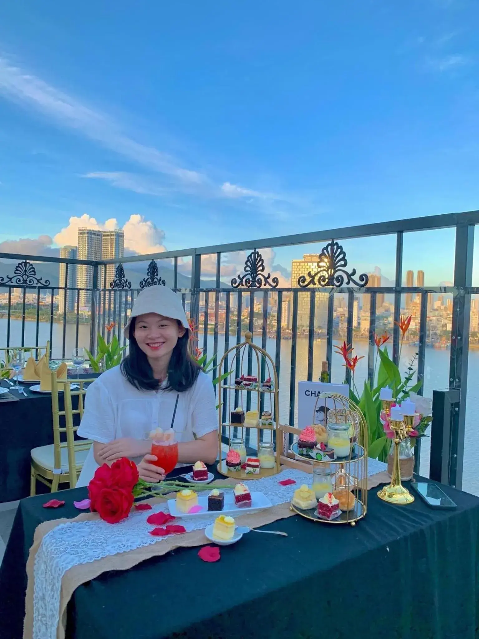 Restaurant/places to eat in Pariat River Front Hotel Restaurant/places to eat in Pariat River Front Hotel