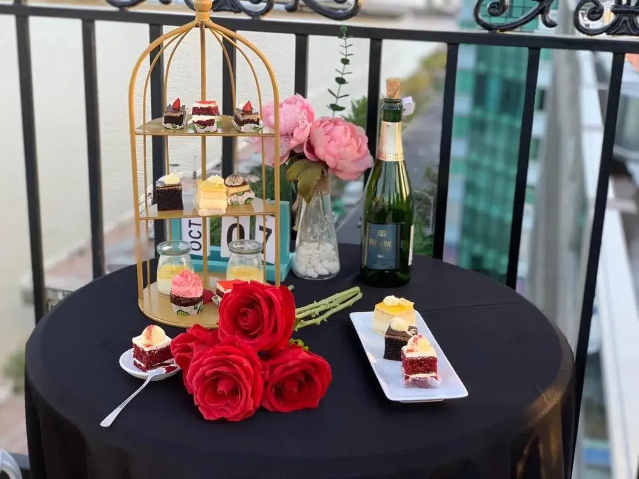 Restaurant/places to eat in Pariat River Front Hotel Restaurant/places to eat in Pariat River Front Hotel