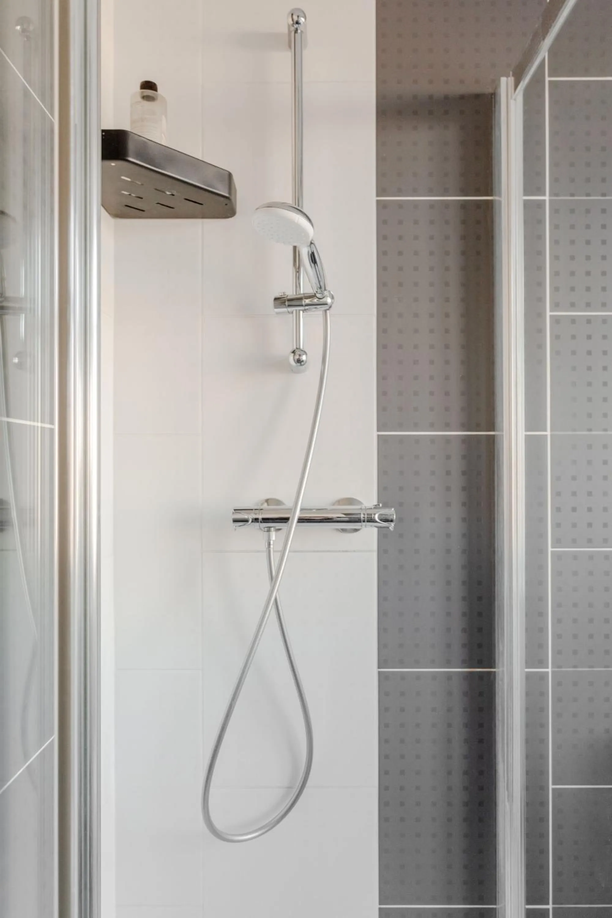 Apple House Wembley Twin Room shared bathroom