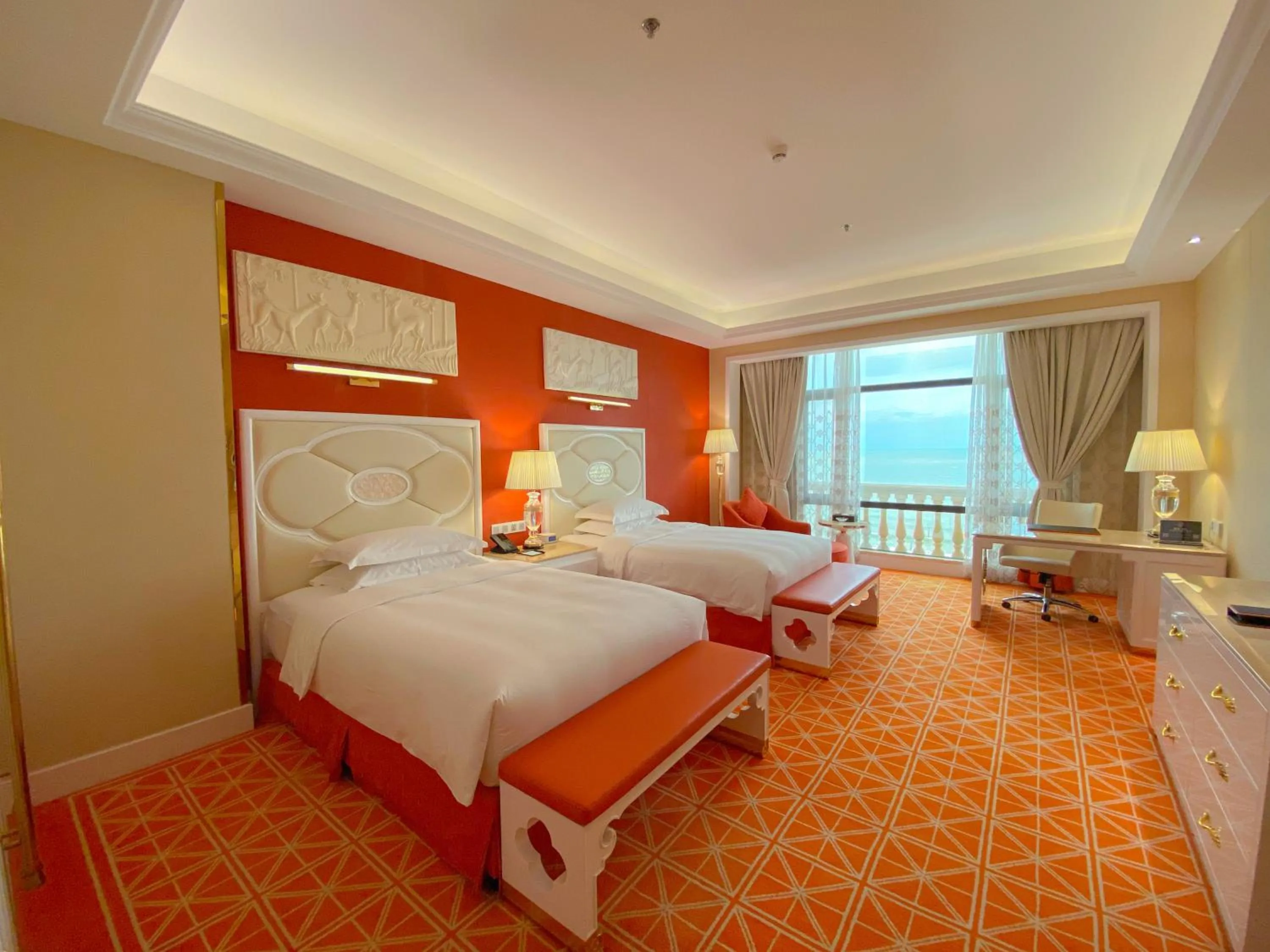 Photo of the whole room, Bed in Continental Xin Hao Hotel and Resort 洲际新濠酒店