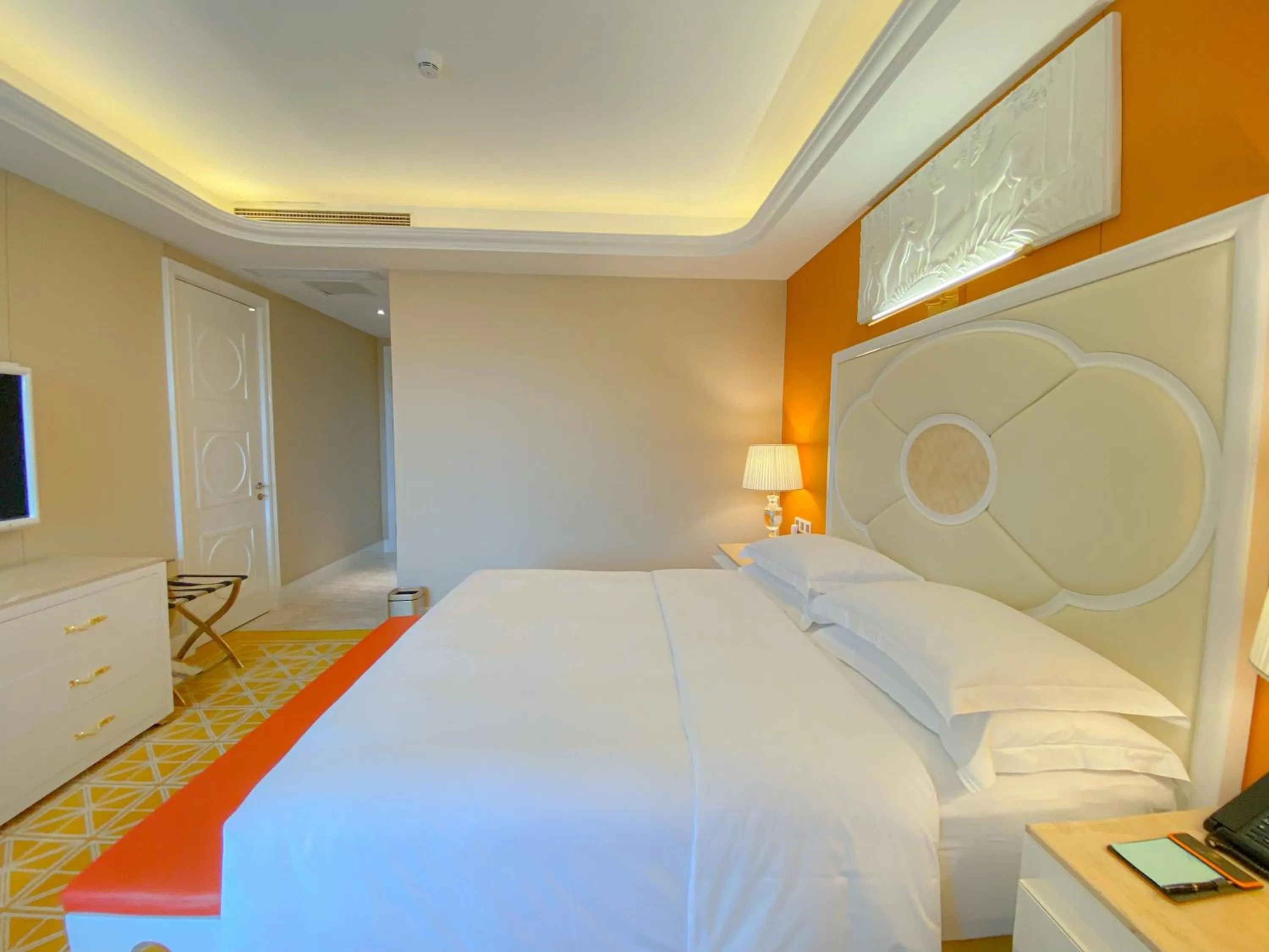 Bed in Continental Xin Hao Hotel and Resort 洲际新濠酒店