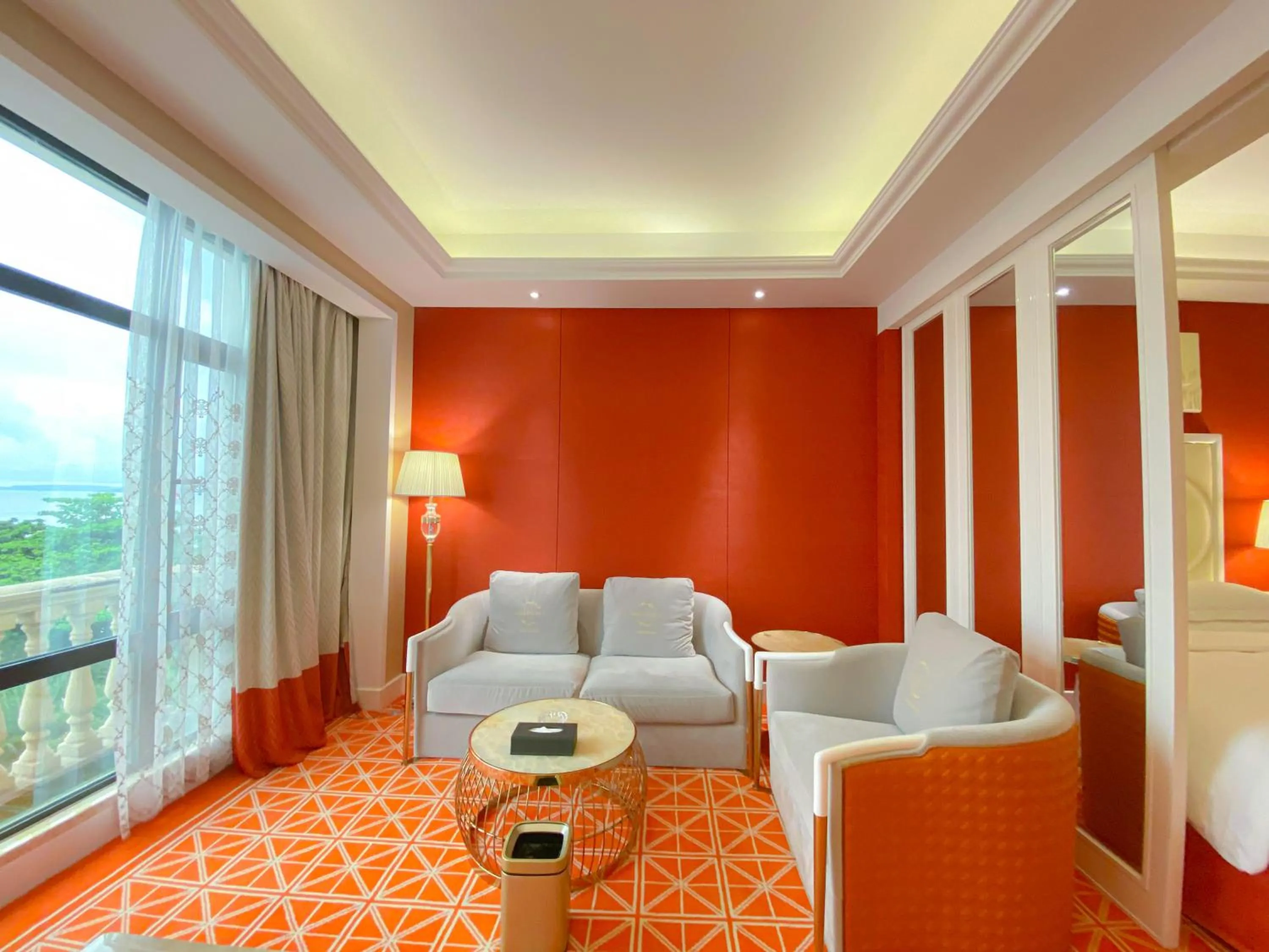 Living room, Bed in Continental Xin Hao Hotel and Resort 洲际新濠酒店