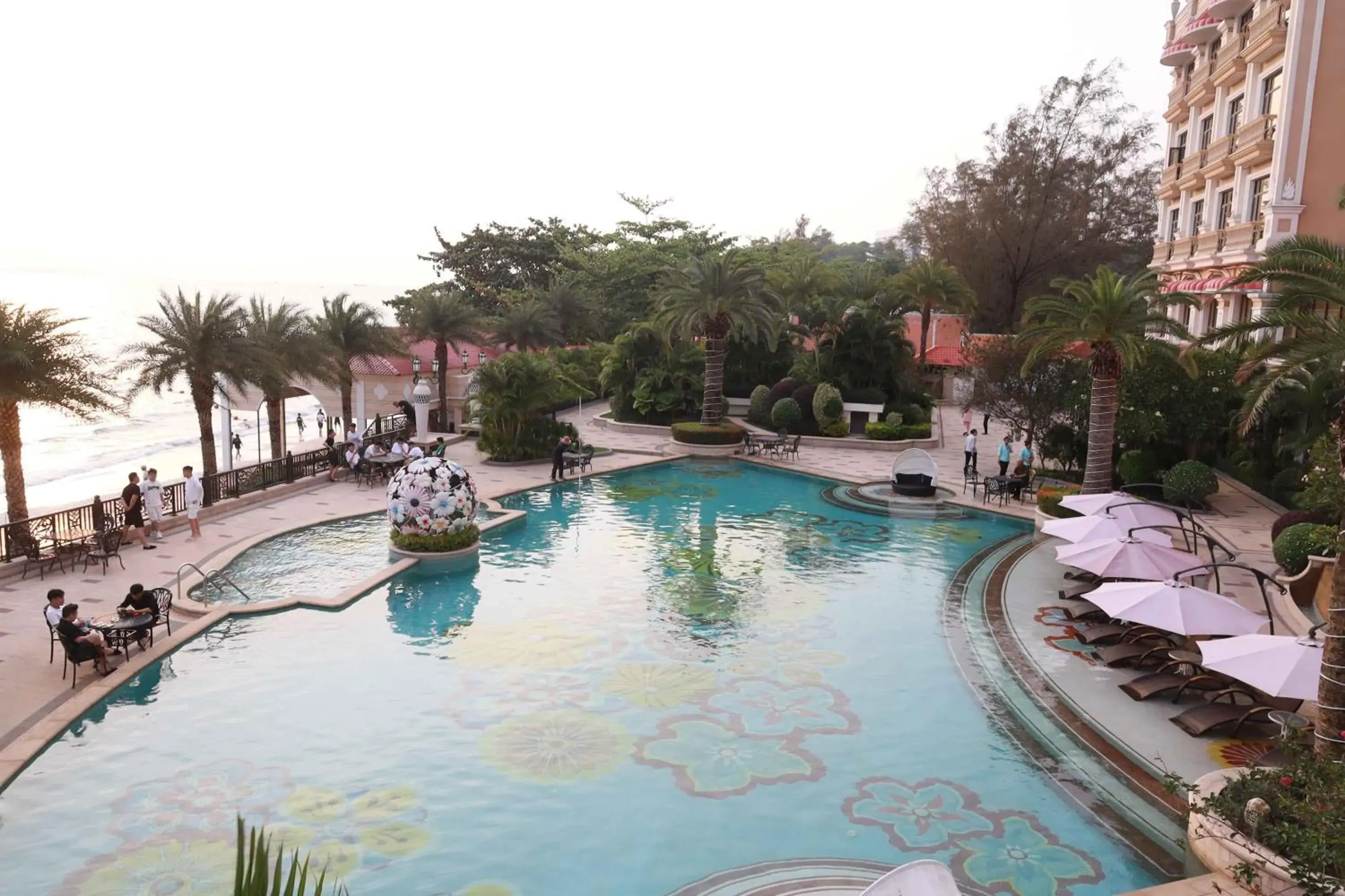 Swimming pool in Continental Xin Hao Hotel and Resort 洲际新濠酒店 Swimming pool in Continental Xin Hao Hotel and Resort 洲际新濠酒店