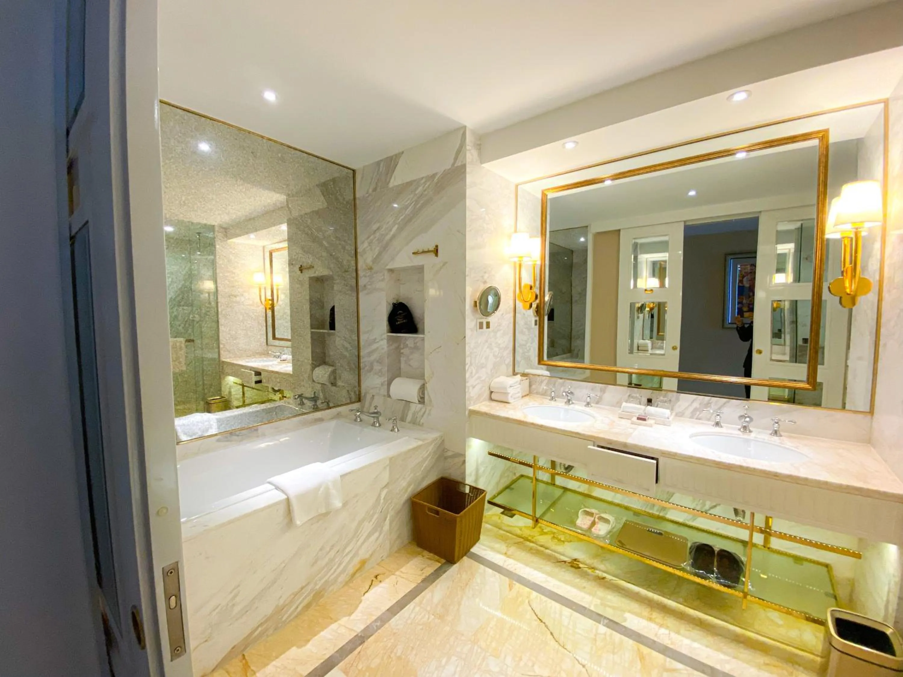 Bathroom in Continental Xin Hao Hotel and Resort 洲际新濠酒店