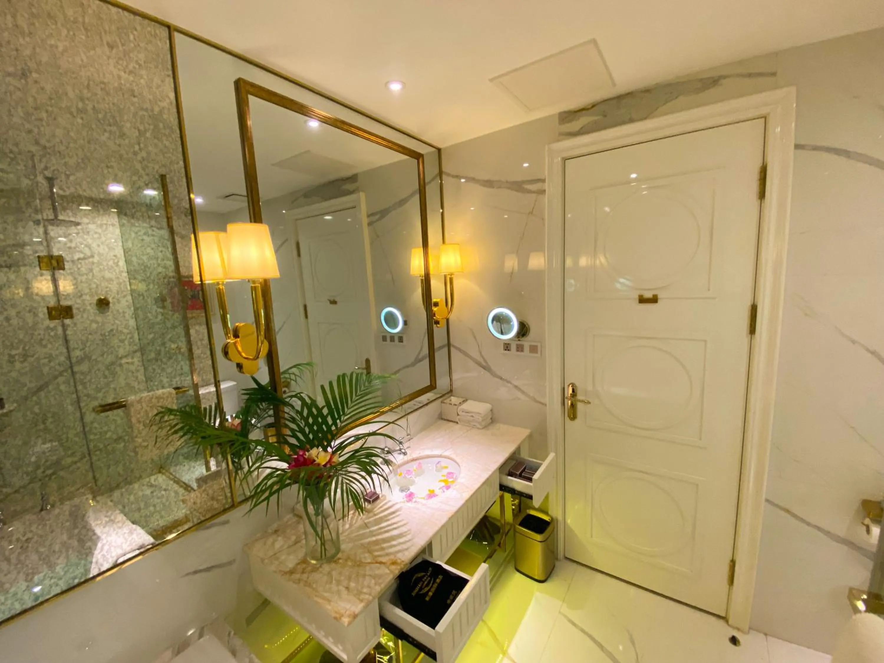 Bedroom in Continental Xin Hao Hotel and Resort 洲际新濠酒店