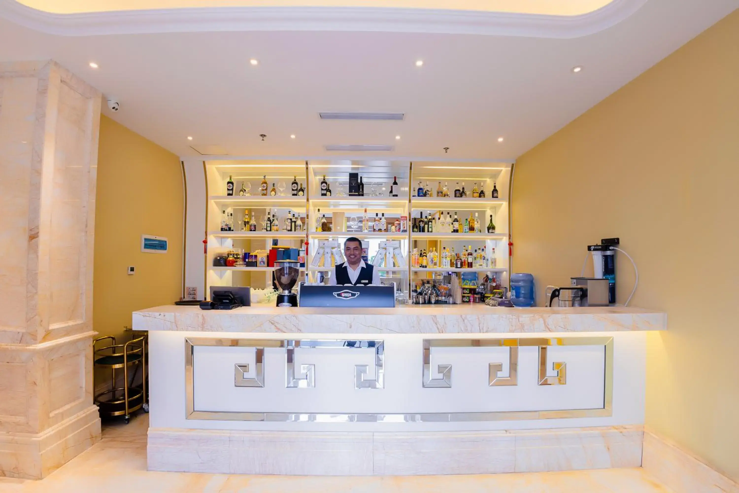 Lounge or bar in Continental Xin Hao Hotel and Resort 洲际新濠酒店 Lounge or bar in Continental Xin Hao Hotel and Resort 洲际新濠酒店