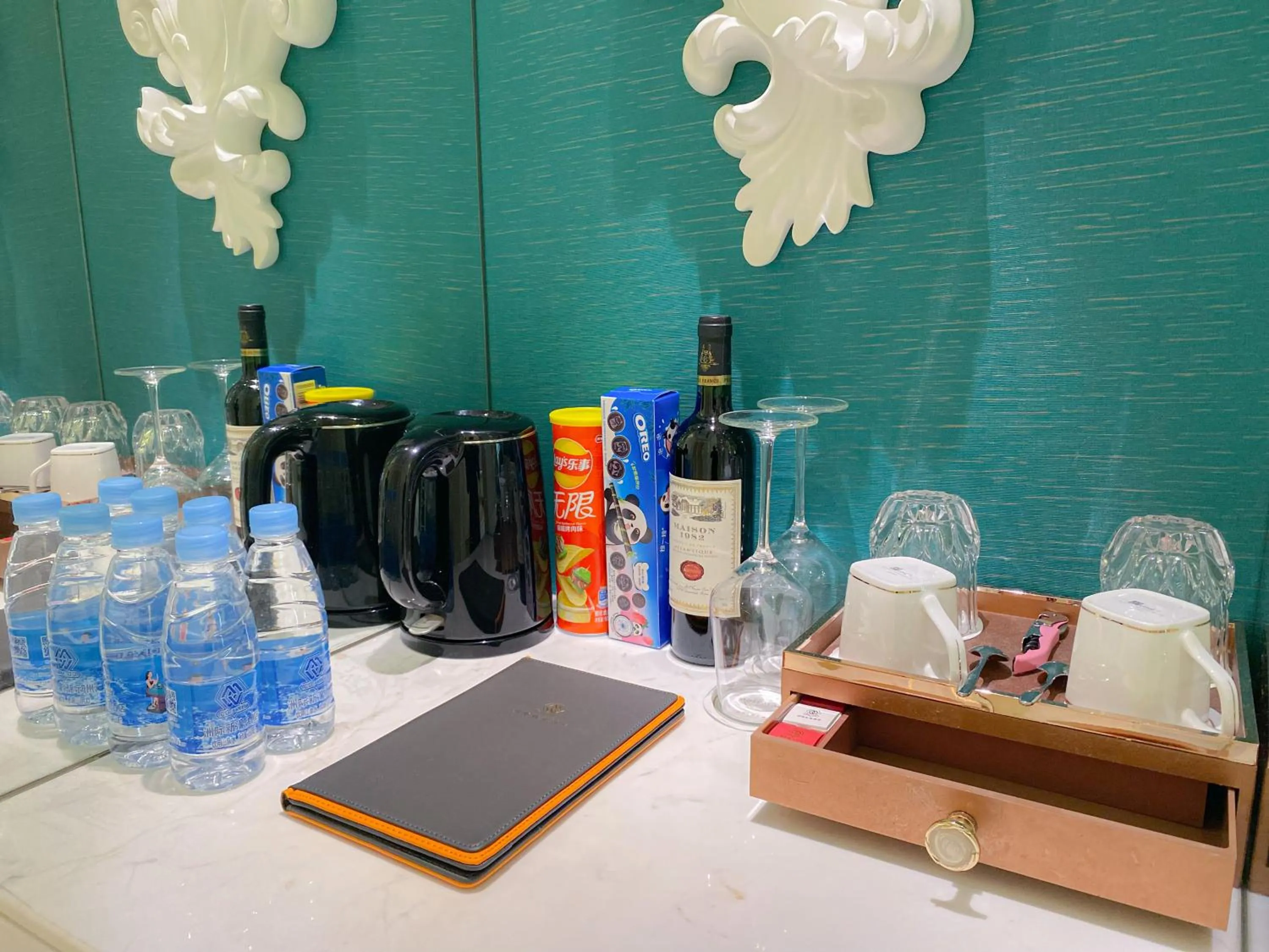 Bedroom in Continental Xin Hao Hotel and Resort 洲际新濠酒店