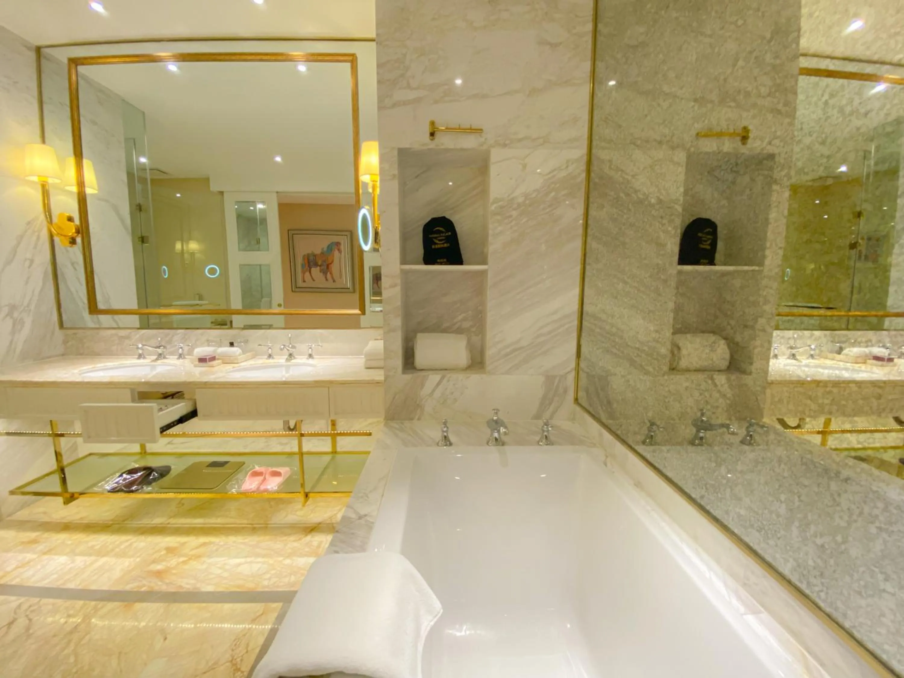 Bath in Continental Xin Hao Hotel and Resort 洲际新濠酒店