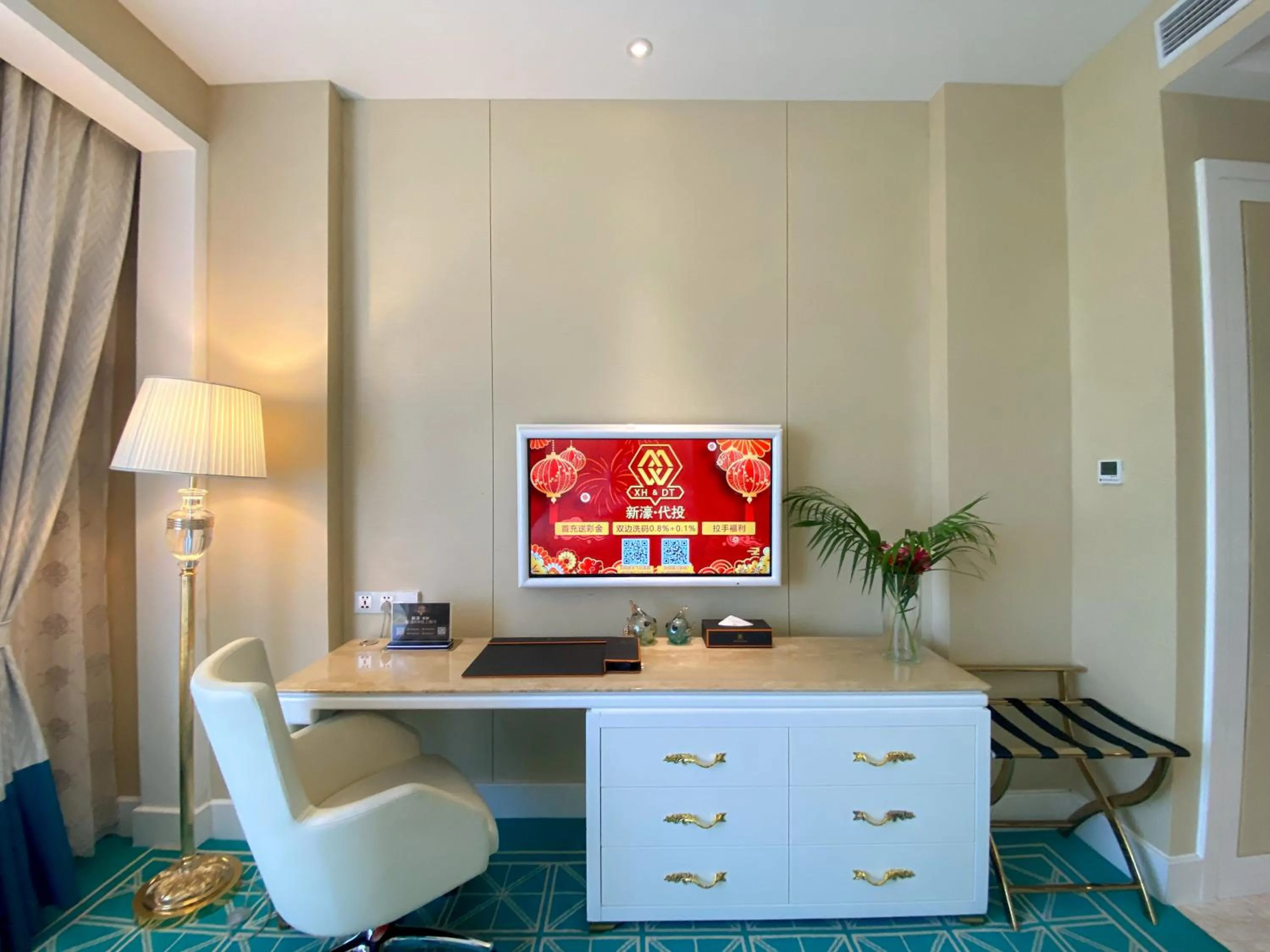 Bedroom in Continental Xin Hao Hotel and Resort 洲际新濠酒店