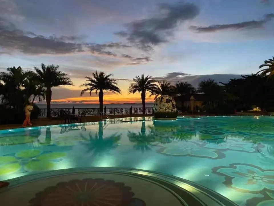 Swimming pool in Continental Xin Hao Hotel and Resort 洲际新濠酒店