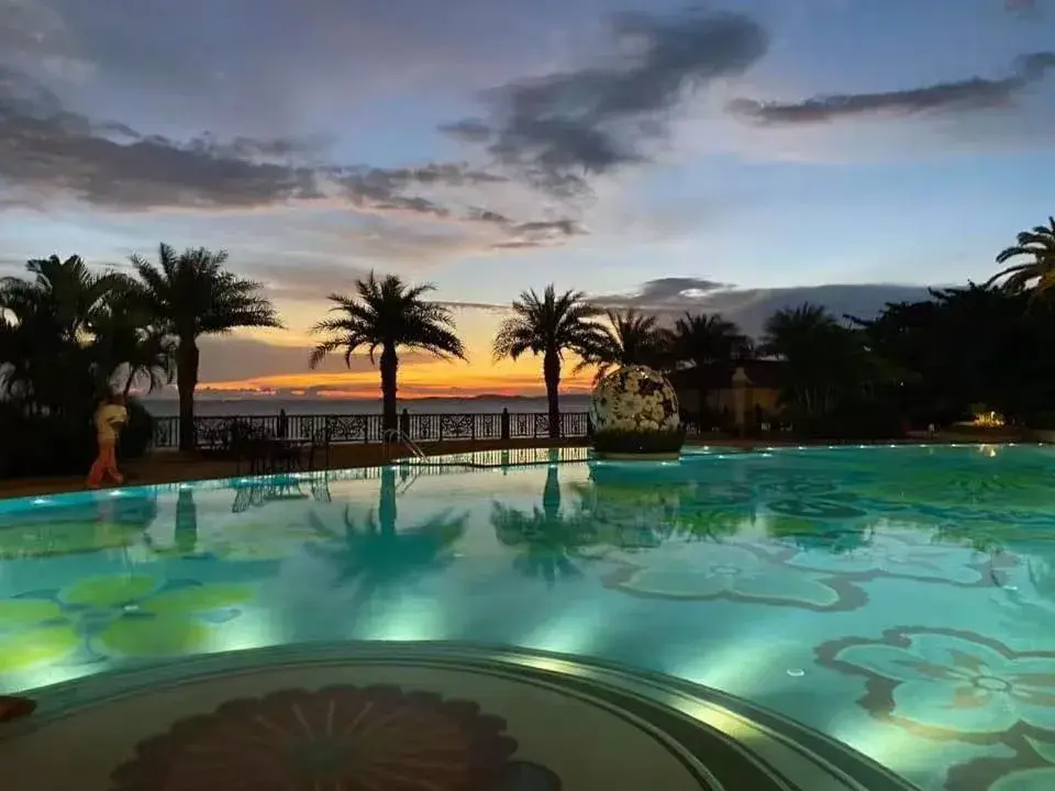 Swimming pool in Continental Xin Hao Hotel and Resort 洲际新濠酒店 Swimming pool in Continental Xin Hao Hotel and Resort 洲际新濠酒店