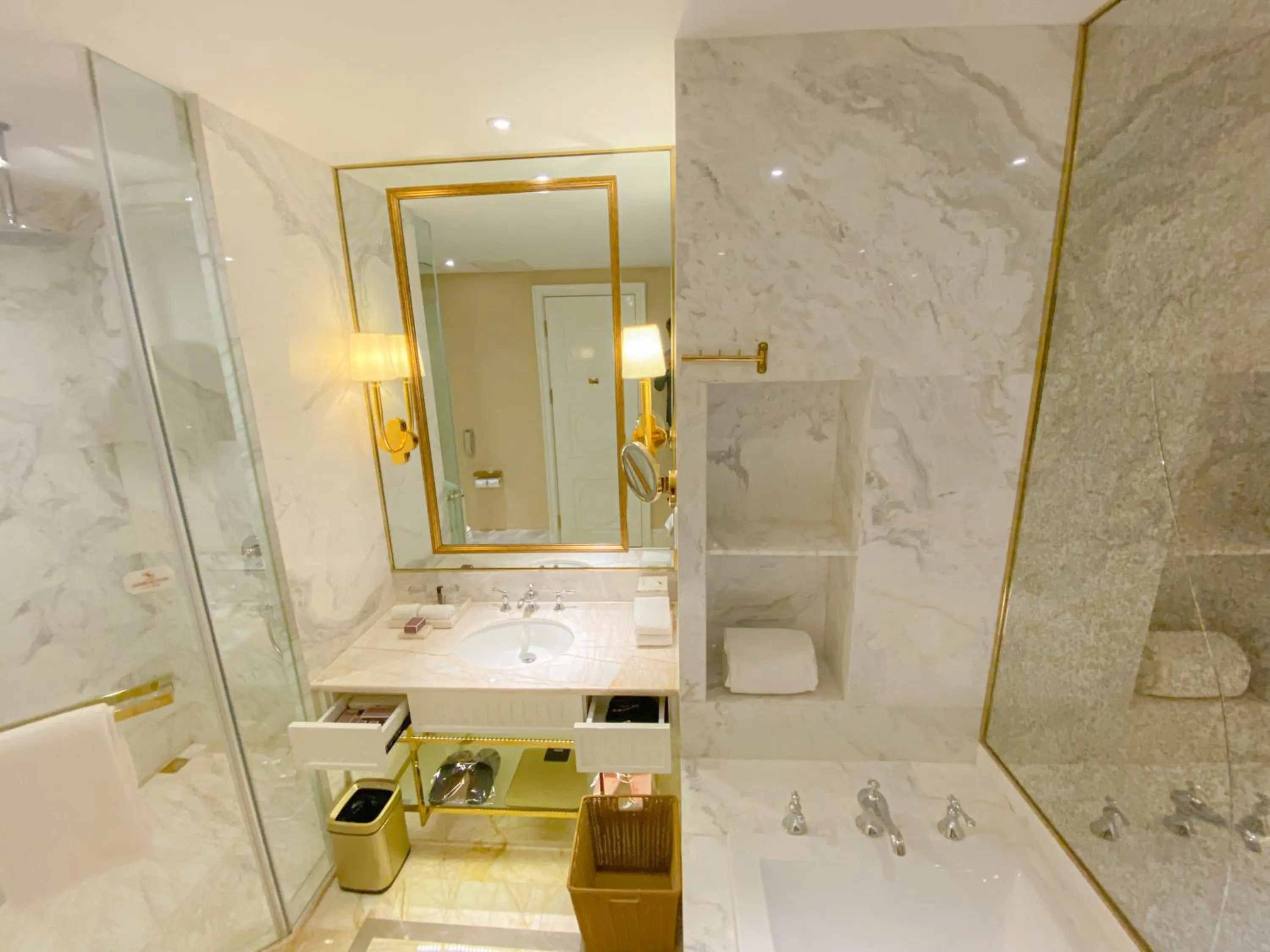 Bathroom in Continental Xin Hao Hotel and Resort 洲际新濠酒店