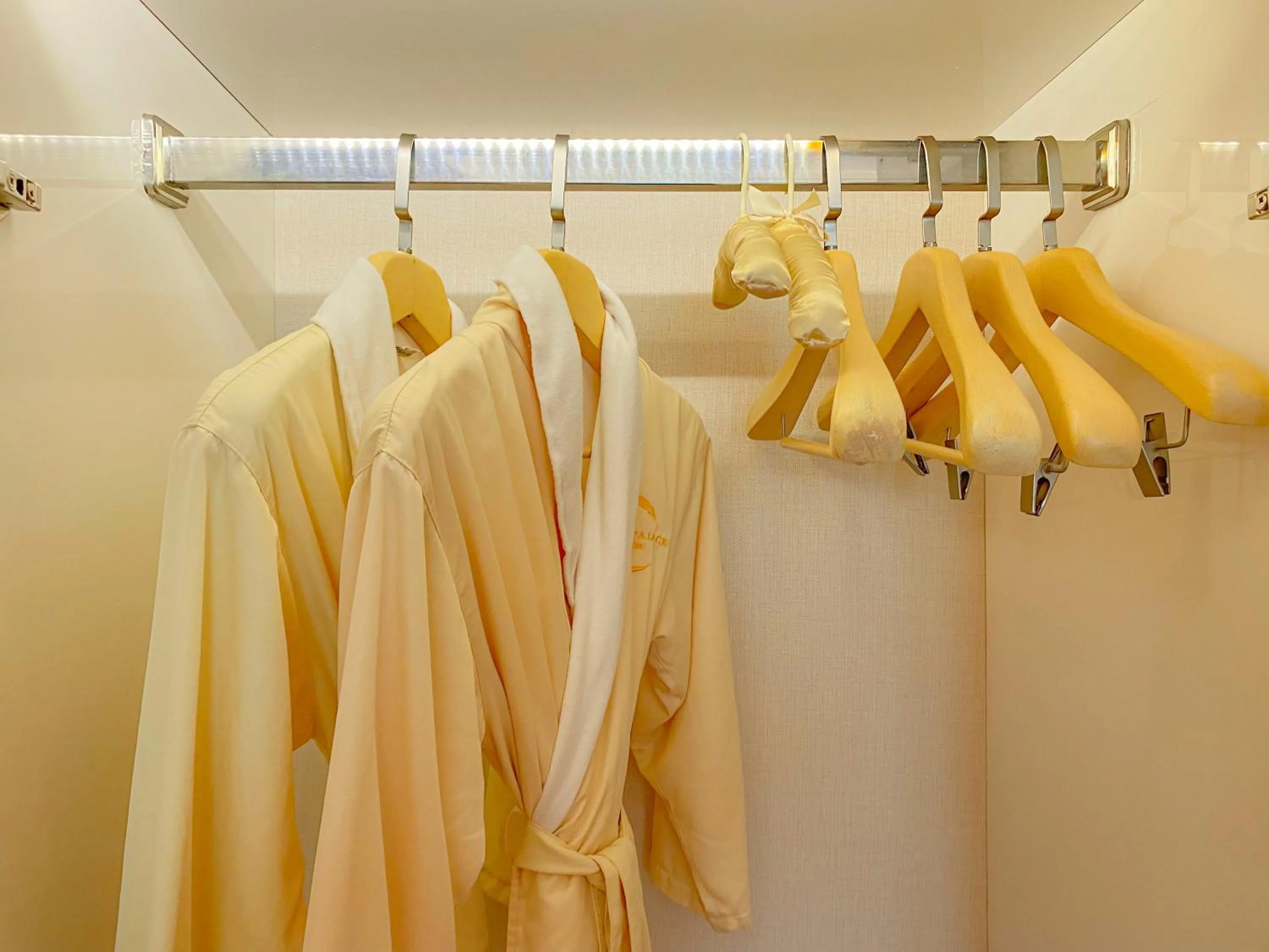 Guests in Continental Xin Hao Hotel and Resort 洲际新濠酒店