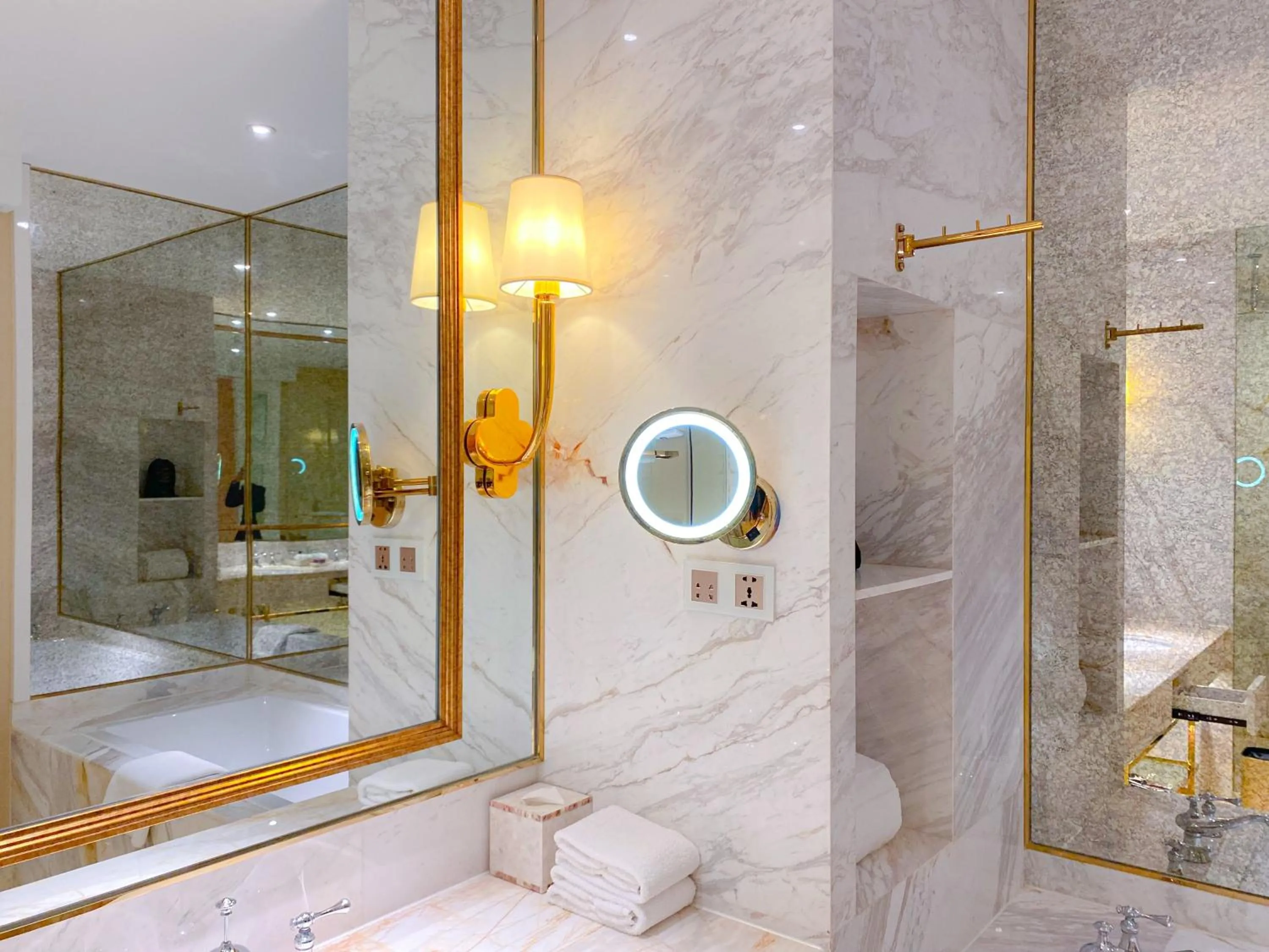 Guests in Continental Xin Hao Hotel and Resort 洲际新濠酒店