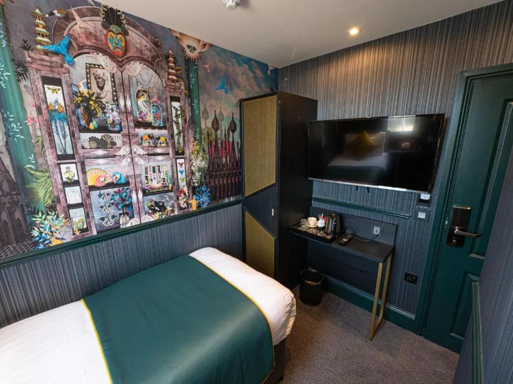 Bed in Hyde Park Green