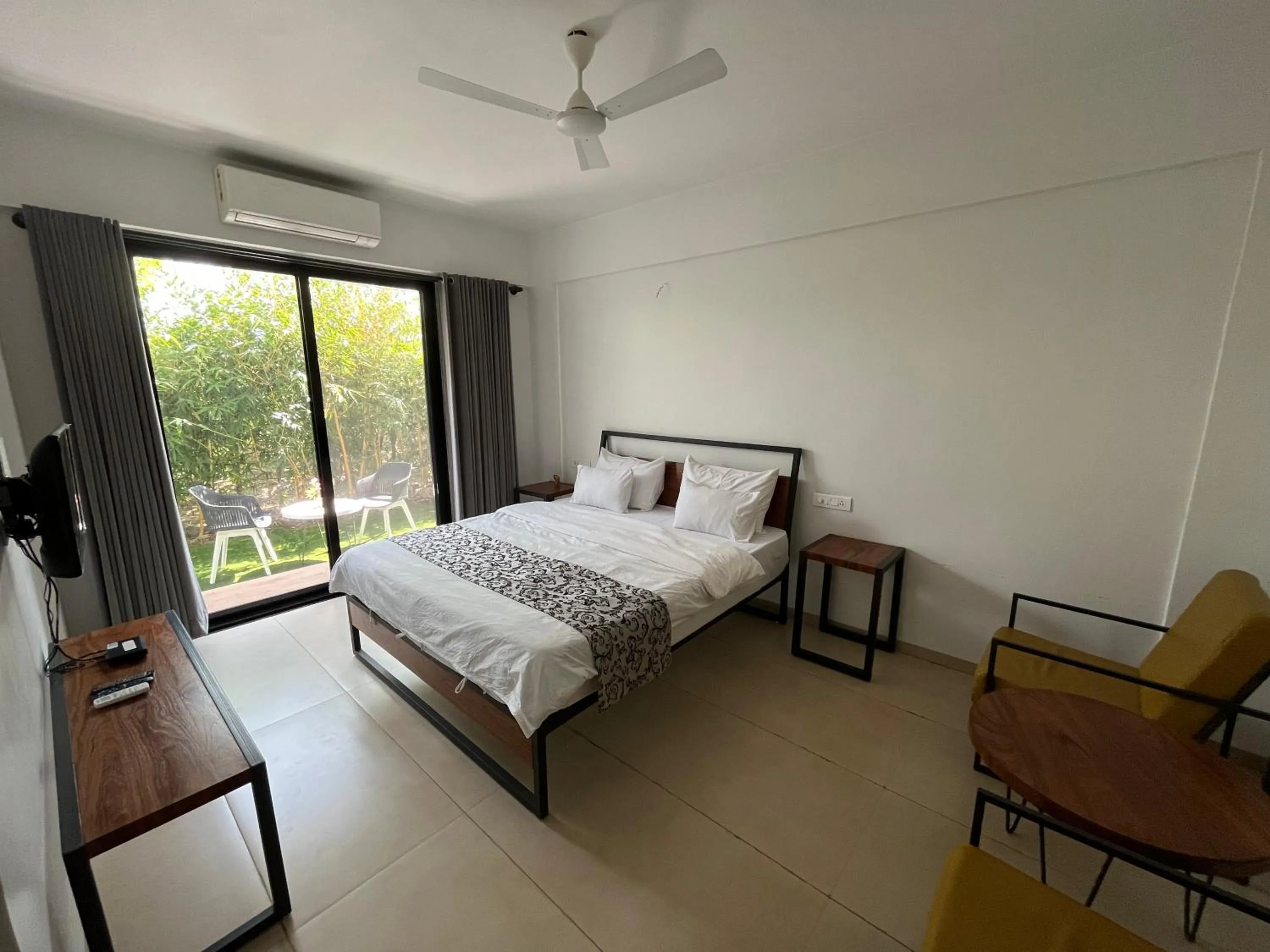 Photo of the whole room, Bed in The Green Estate Resort