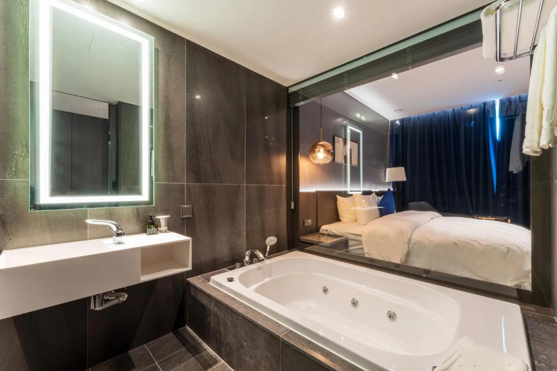 Bathroom, Bed in Hotel SoulHada