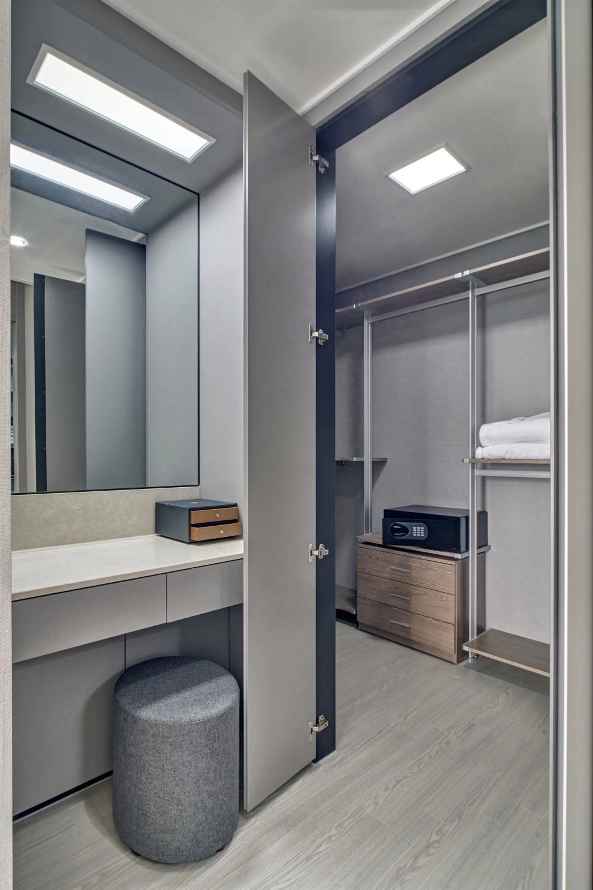 wardrobe in Gangneung Chonpines Ocean Suites Hotel