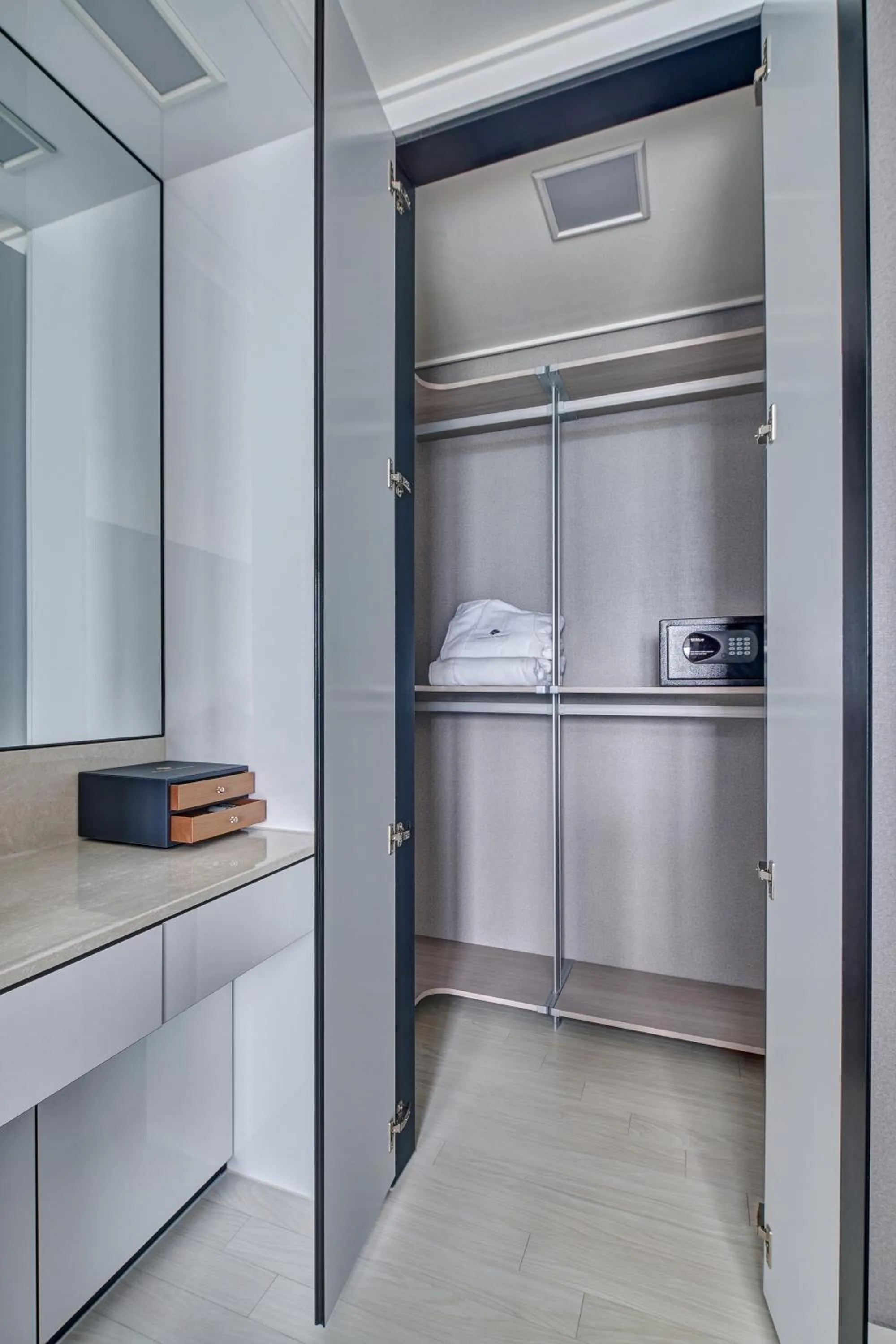 wardrobe in Gangneung Chonpines Ocean Suites Hotel