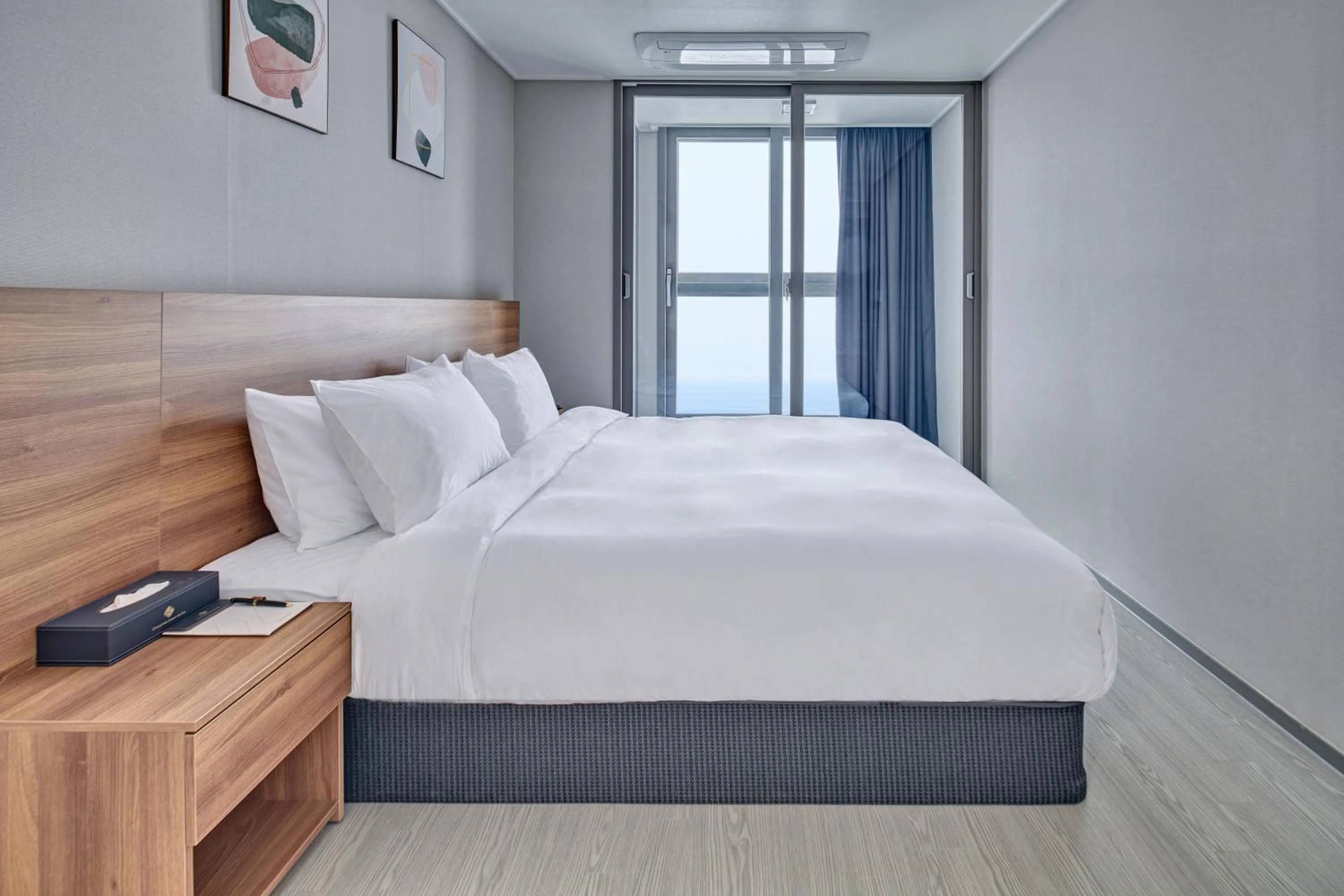 Bedroom, Bed in Gangneung Chonpines Ocean Suites Hotel