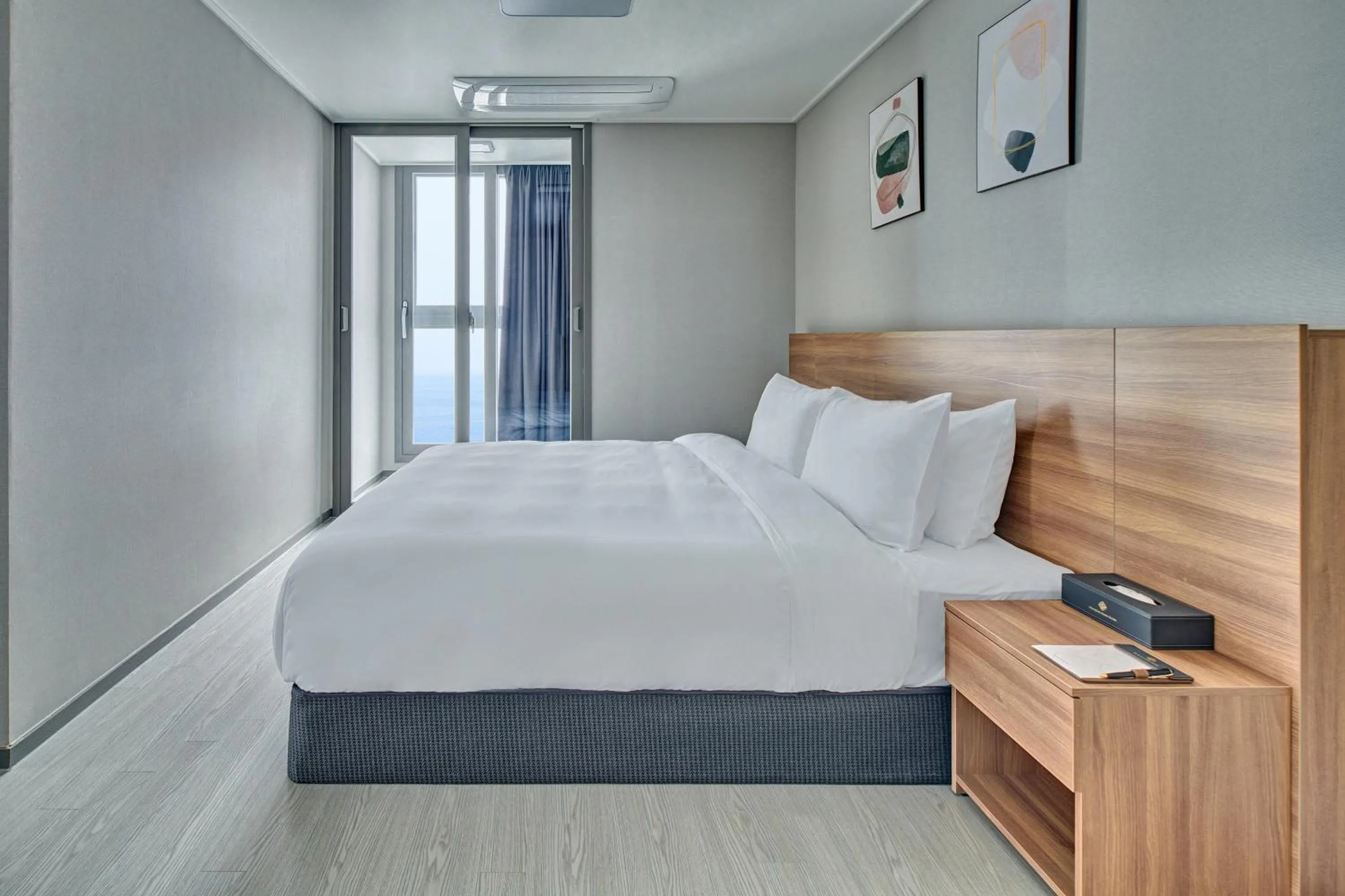 Sea view, Bed in Gangneung Chonpines Ocean Suites Hotel