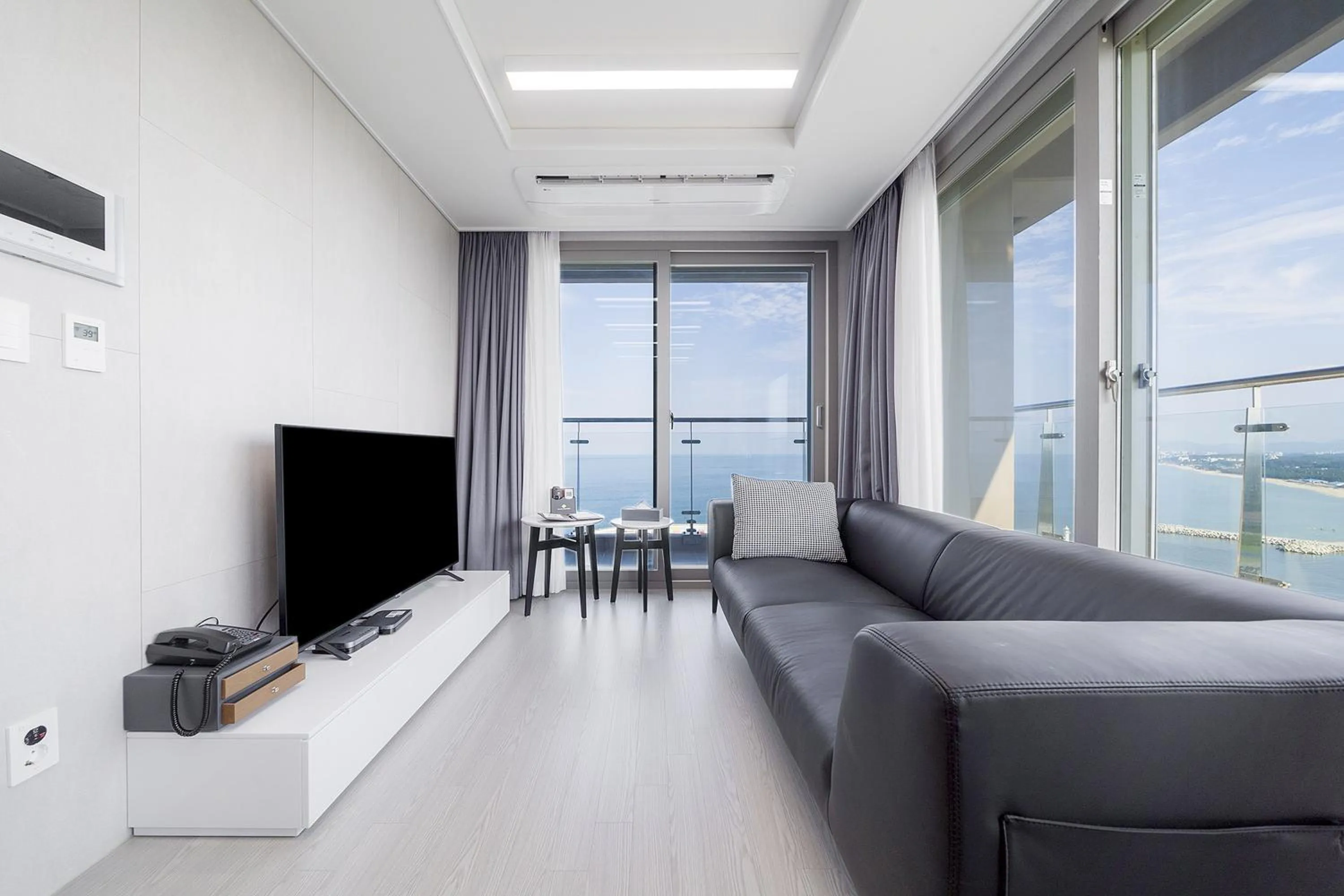 Living room in Gangneung Chonpines Ocean Suites Hotel